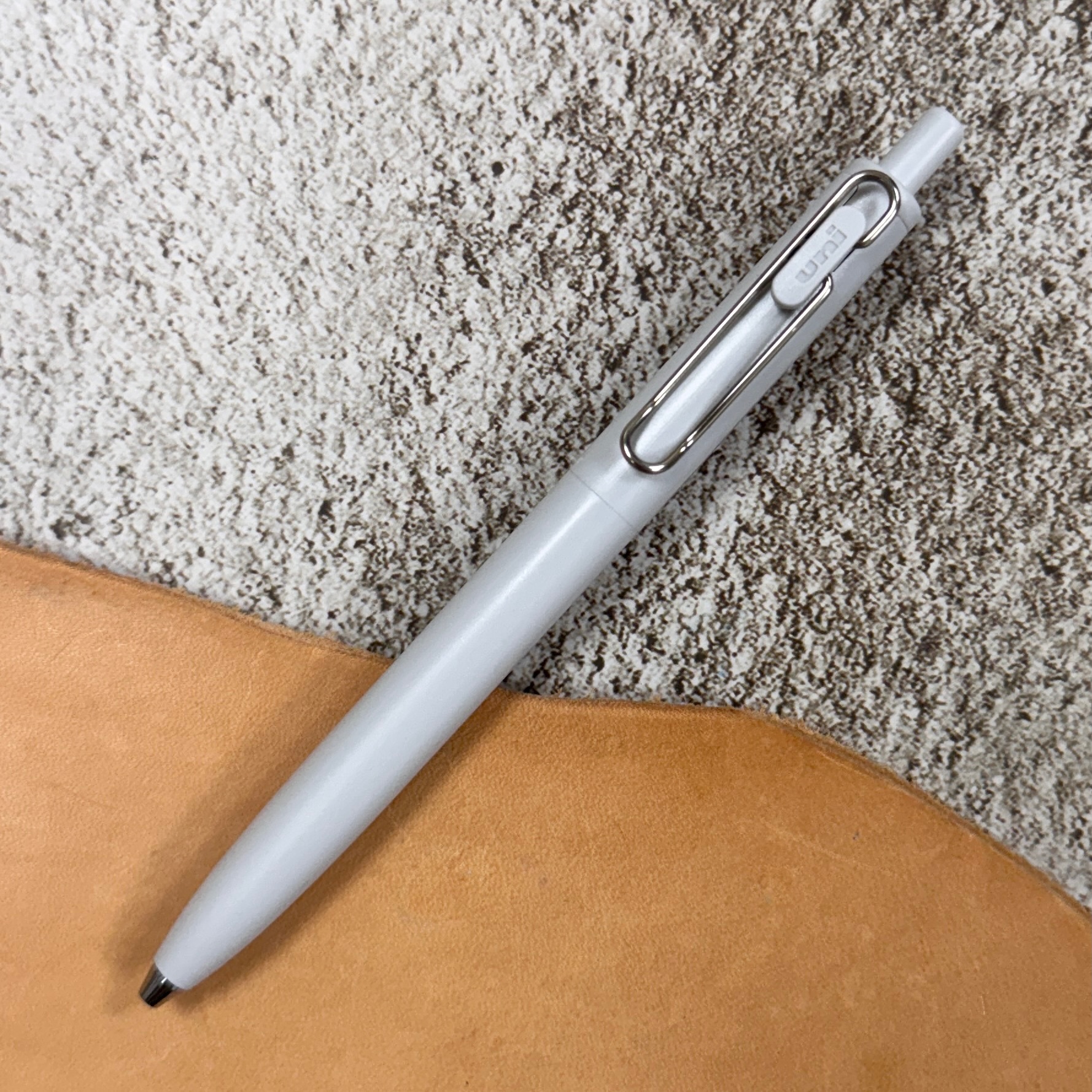 UNI 三菱｜uni-ball One F 低重心 鋼珠筆 消炭 無垢 0.38mm