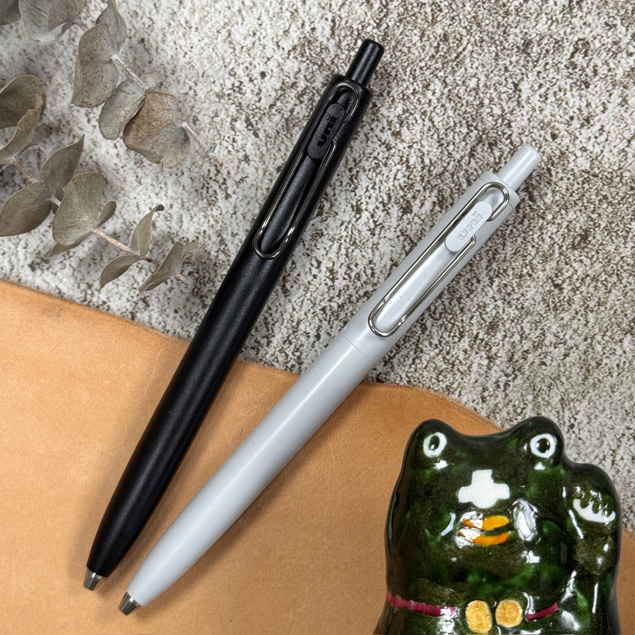 UNI 三菱｜uni-ball One F 低重心 鋼珠筆 消炭 無垢 0.38mm