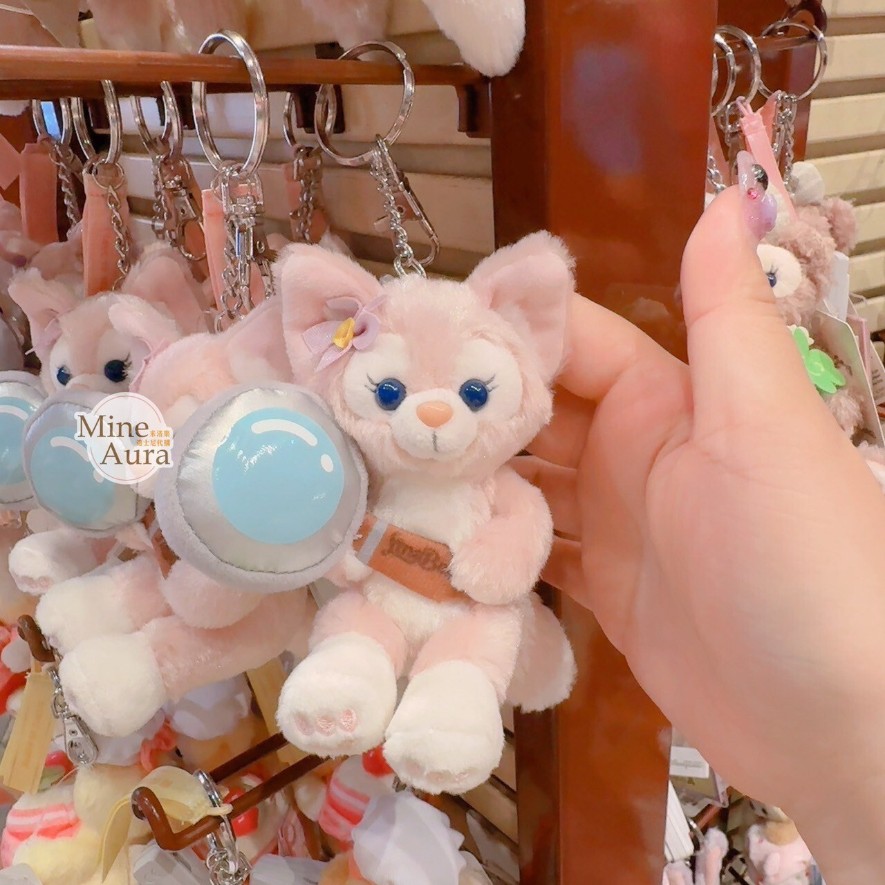 玲娜貝兒 LinaBell 抱放大鏡 造型 絨毛 坐姿 吊飾 鑰匙圈 -香港迪士尼樂園