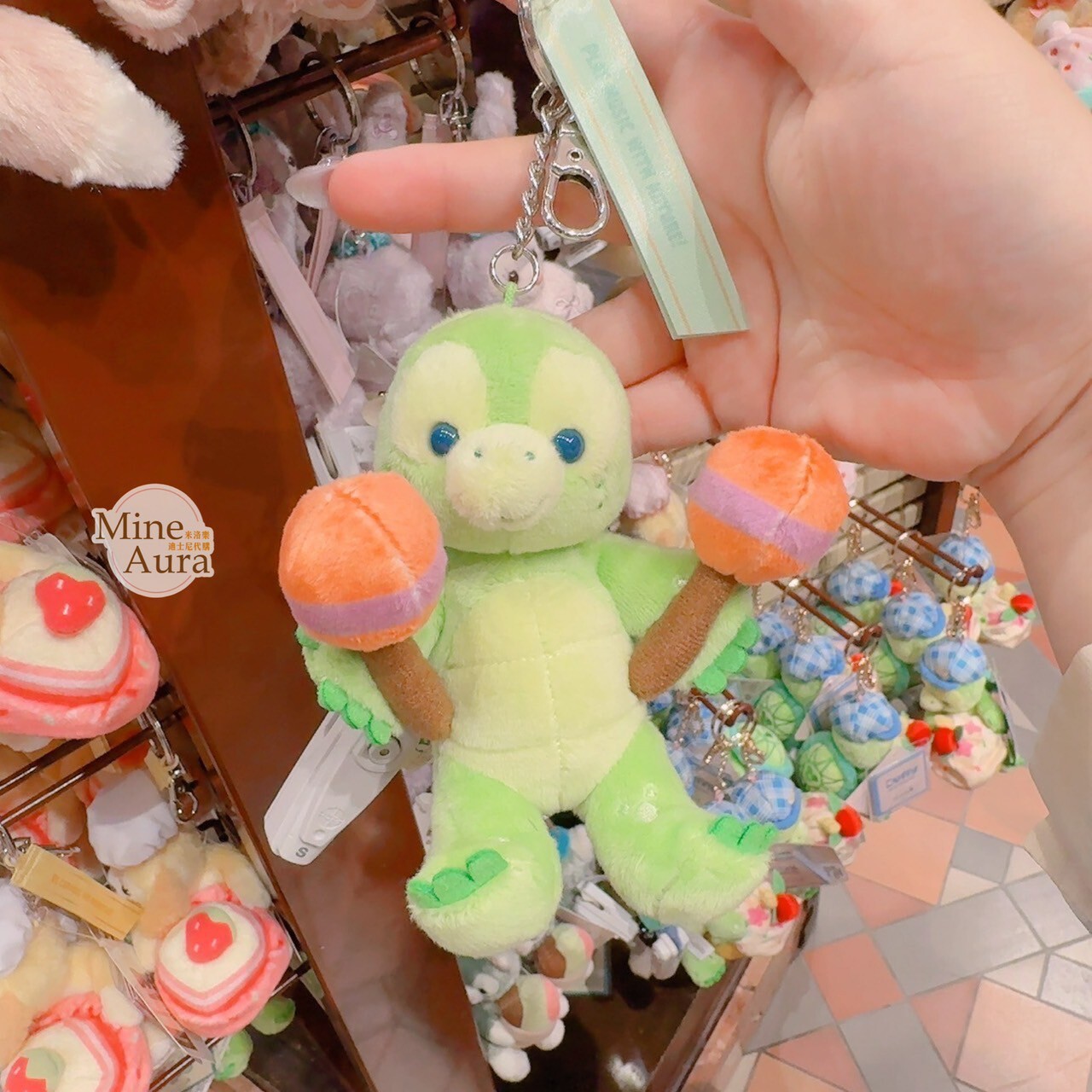 奧樂米拉 海龜 OluMel 拿鼓棒造型 絨毛 坐姿 吊飾 鑰匙圈 -香港迪士尼樂園