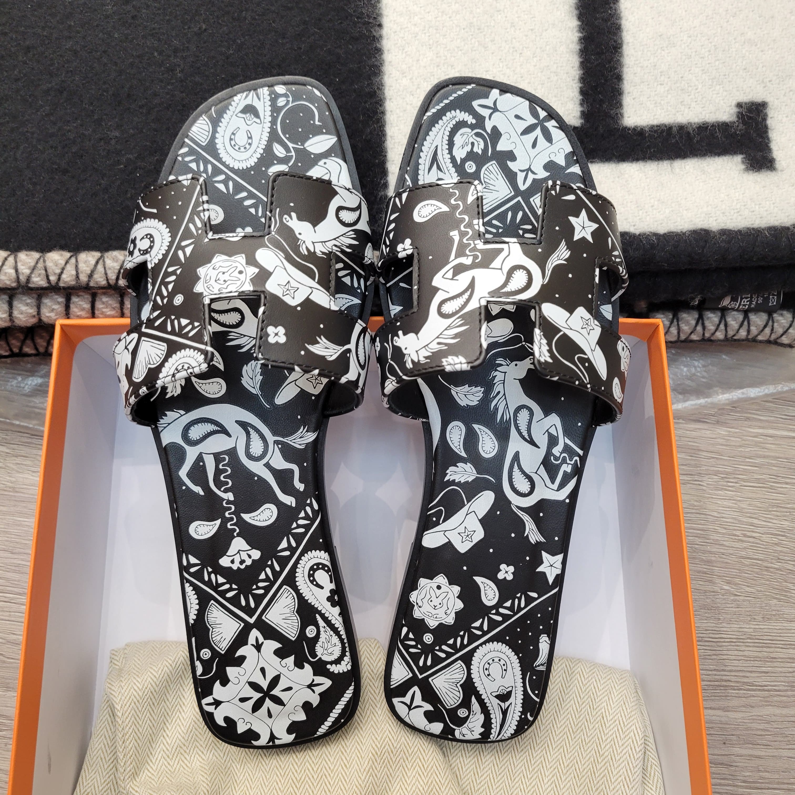 HERMES ORAN BANDANA SANDALS NOIR/BLANC