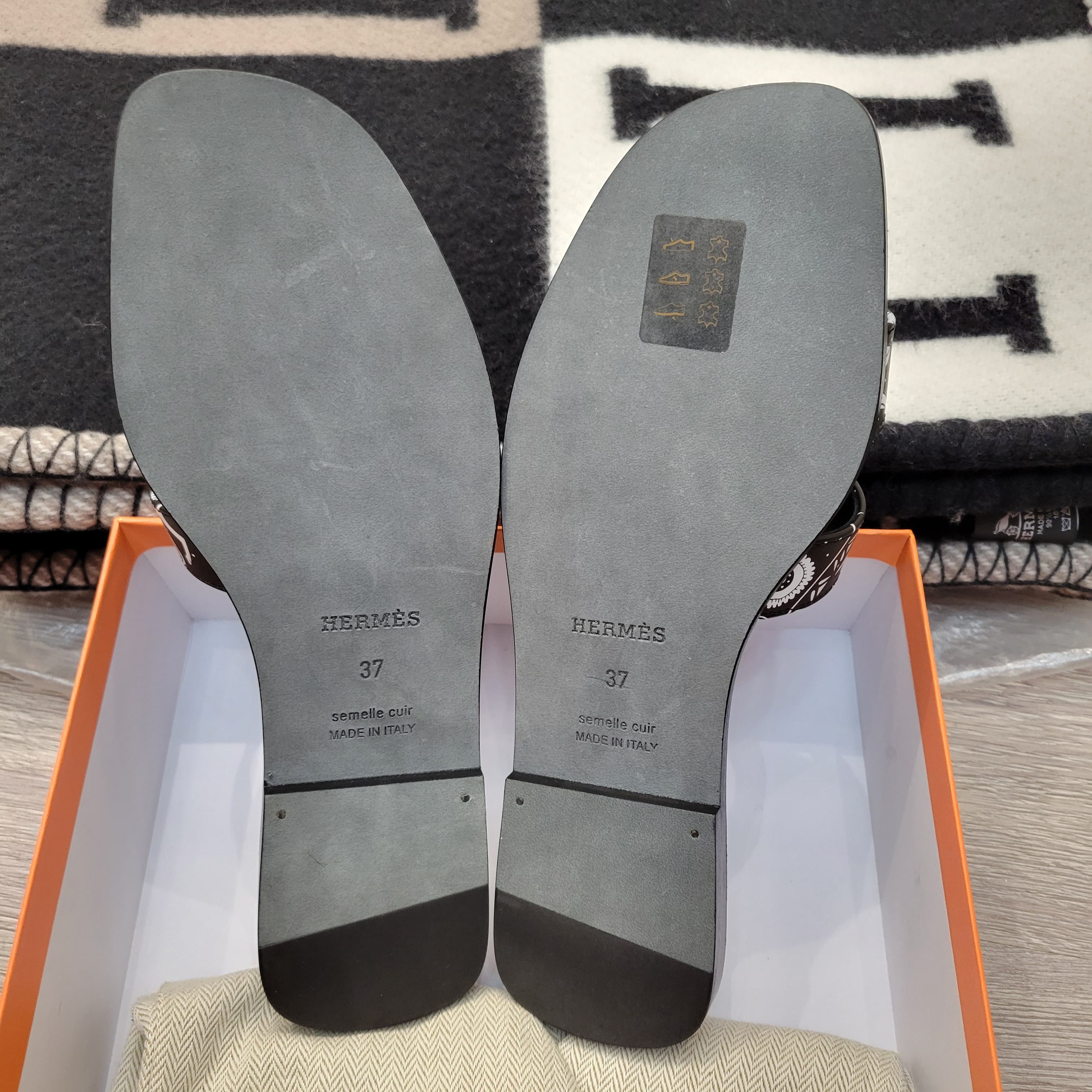 HERMES ORAN BANDANA SANDALS NOIR/BLANC