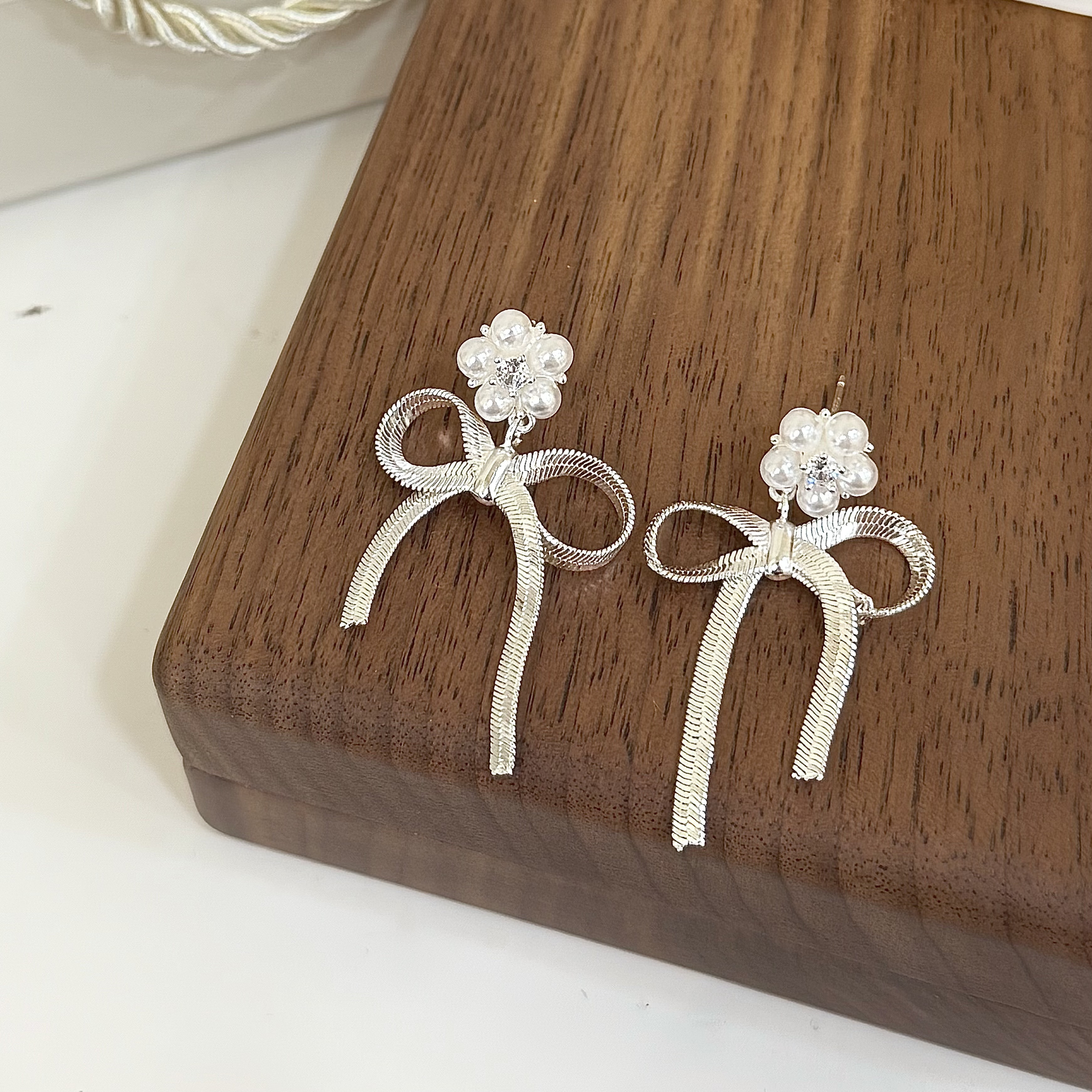 A16珍珠花蛇骨蝴蝶結垂吊