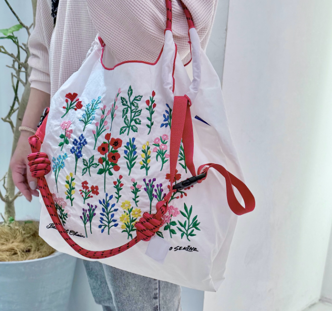 Ball & Chain 白色刺繡花手挽袋