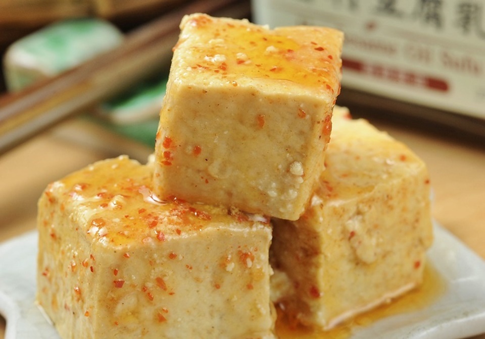 古人為了延長豆腐的保存期限，開始嘗試加入鹽、酒和香料，密封起來存放，變成濃郁獨特的豆腐乳。