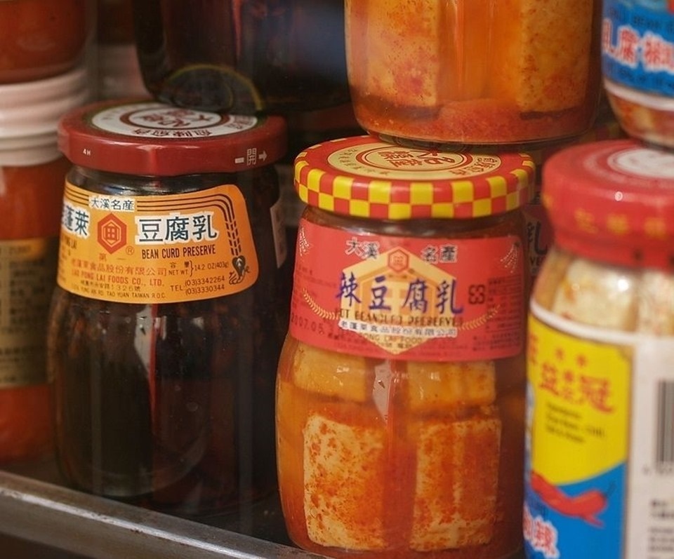 隨著地區與飲食文化的融合，台灣也慢慢發展出屬於自己的豆腐乳風味，從南到北，各有特色。