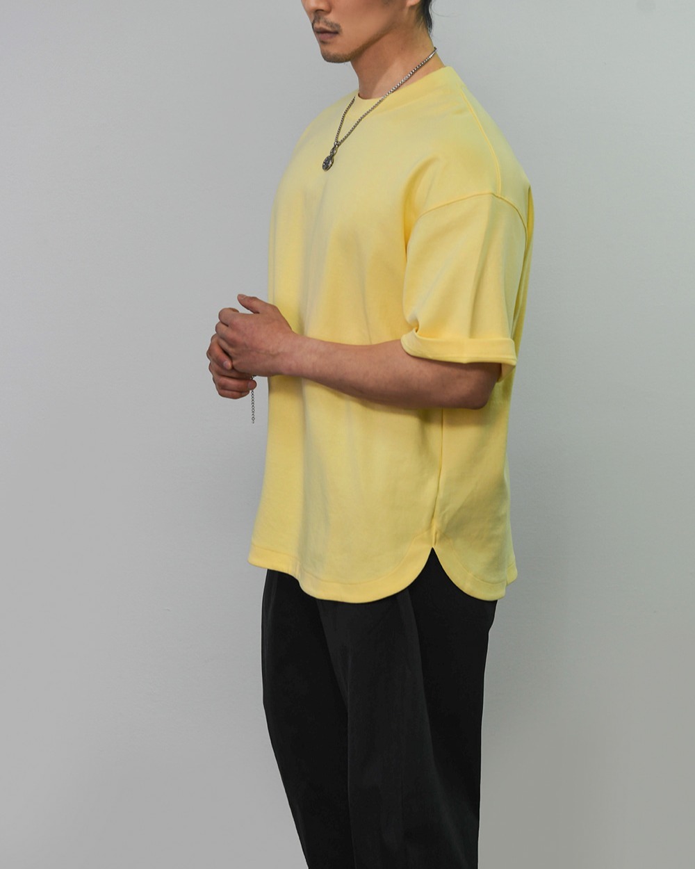 弧形剪裁肌肉短袖T卹