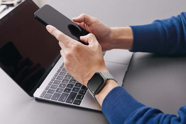 UNIQ Revix Apple Watch 雙色防水矽膠磁吸錶帶