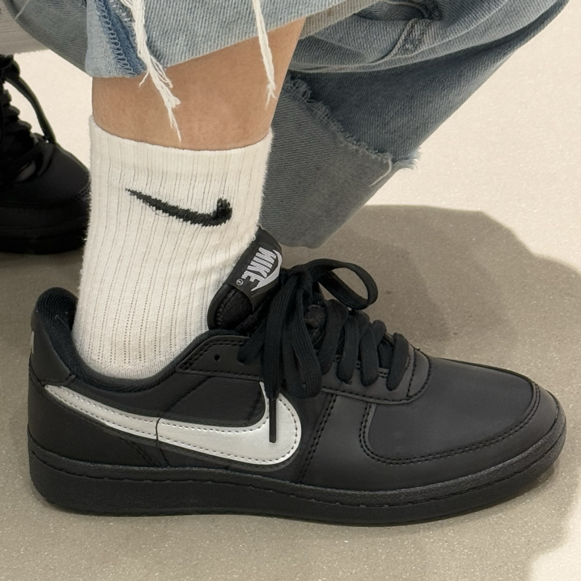 Nike WMNS FIELD GENERAL '82 輕量 薄底復古女鞋 德訓鞋 黑色皮革 銀色勾勾 FZ5593-001