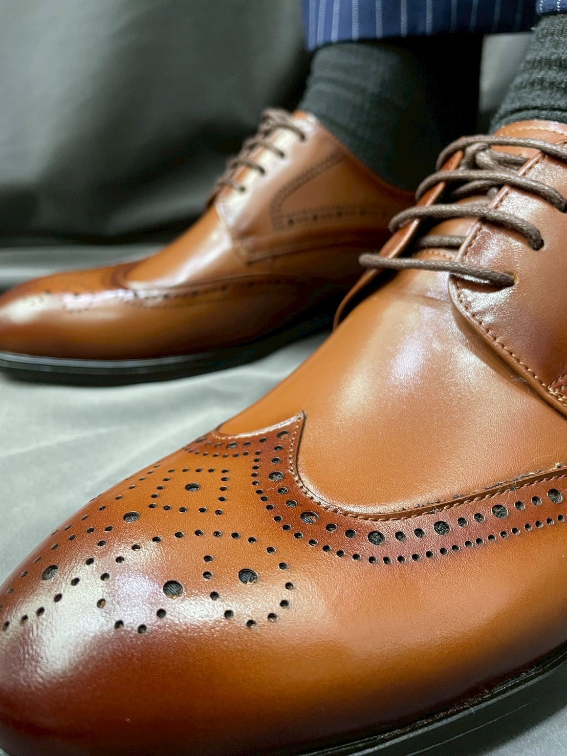 棕色小牛皮雕花翼紋鞋右斜測照