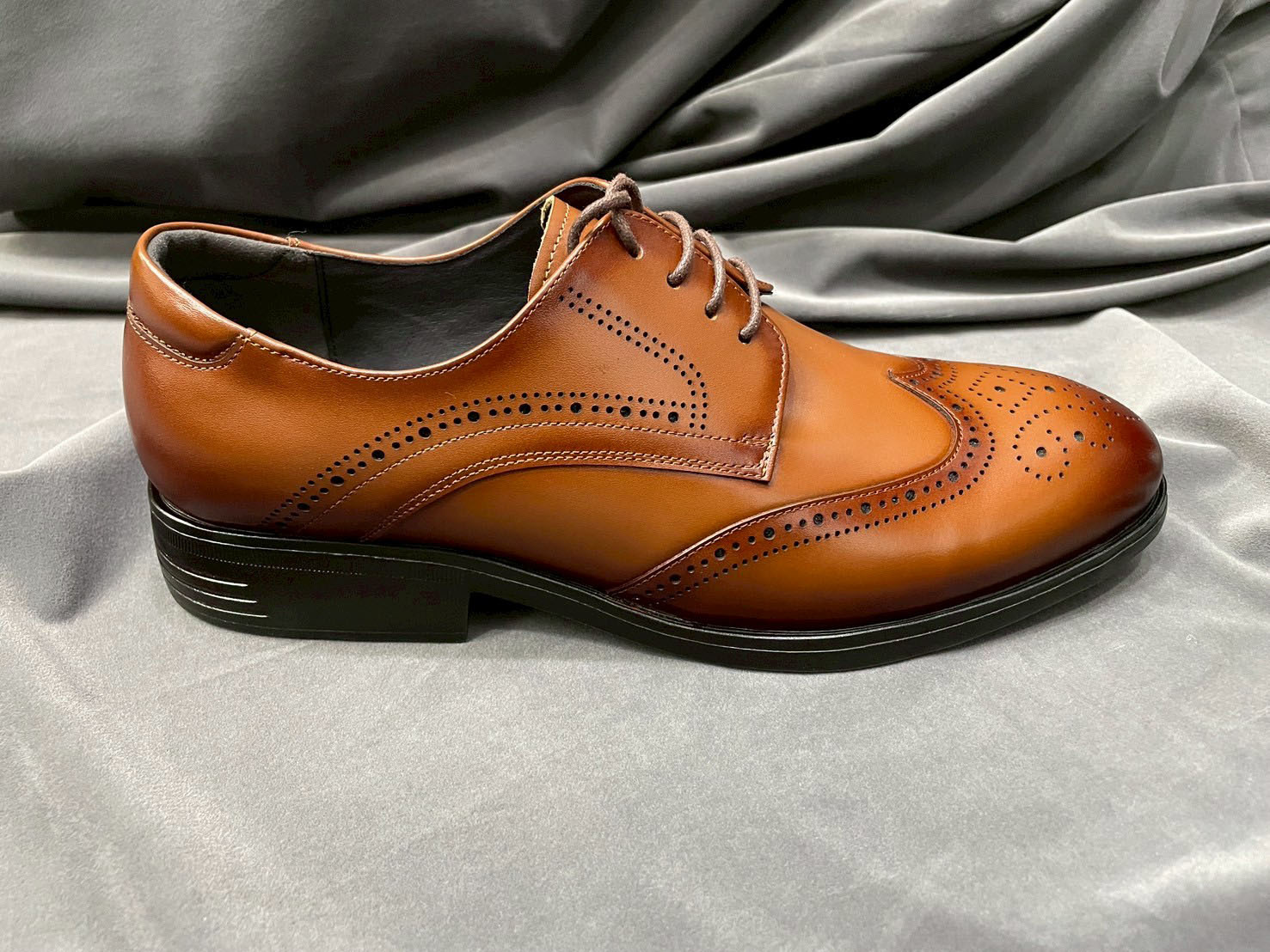 棕色小牛皮雕花翼紋鞋側面01