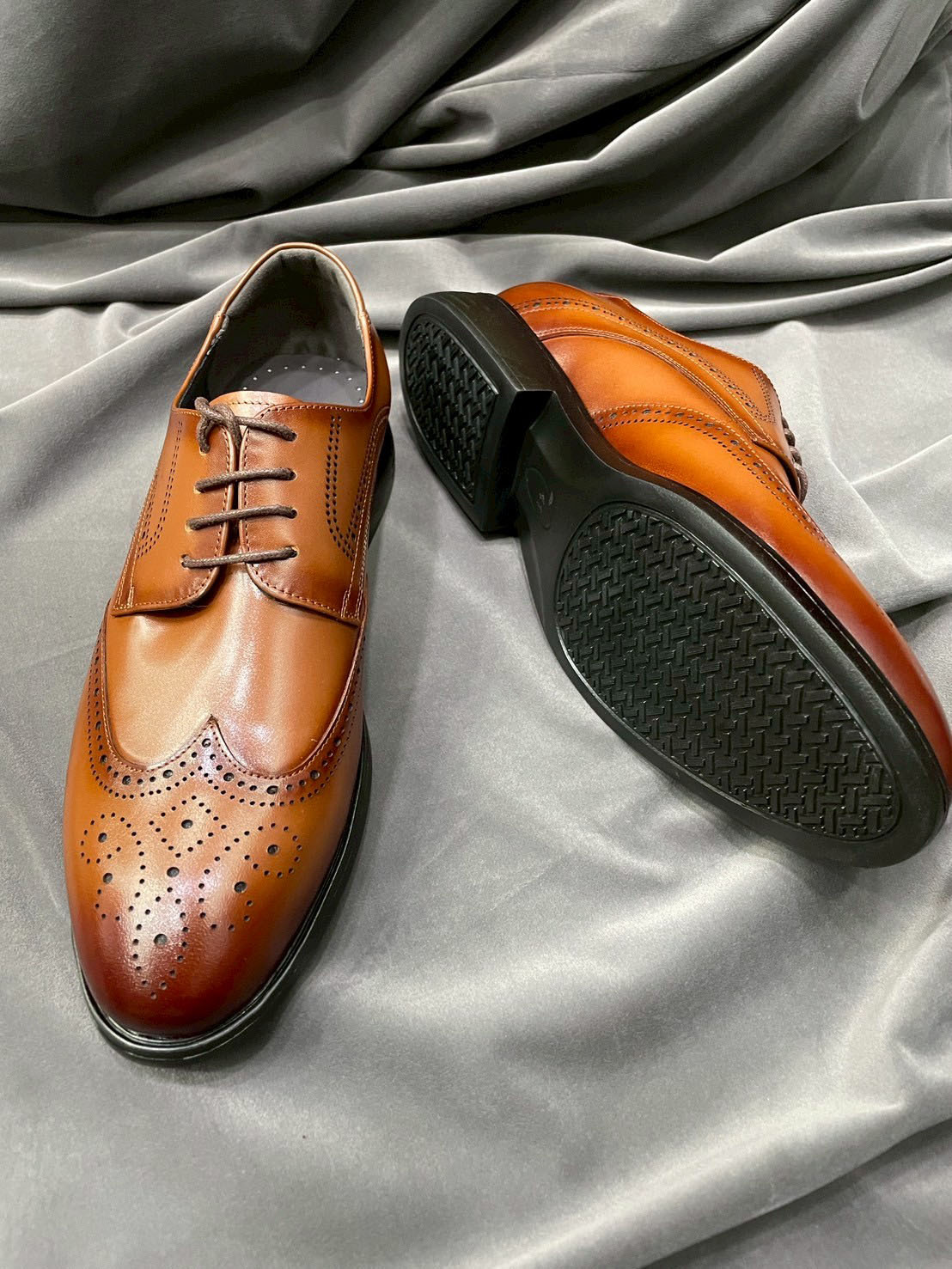 棕色小牛皮雕花翼紋鞋側面鞋底01