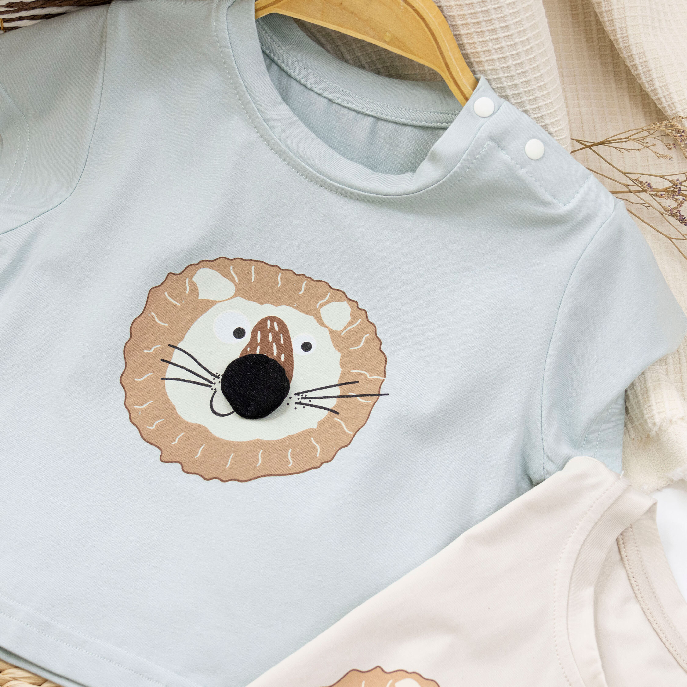 【H50247】Q版獅子立體鼻子造型上衣＊二色