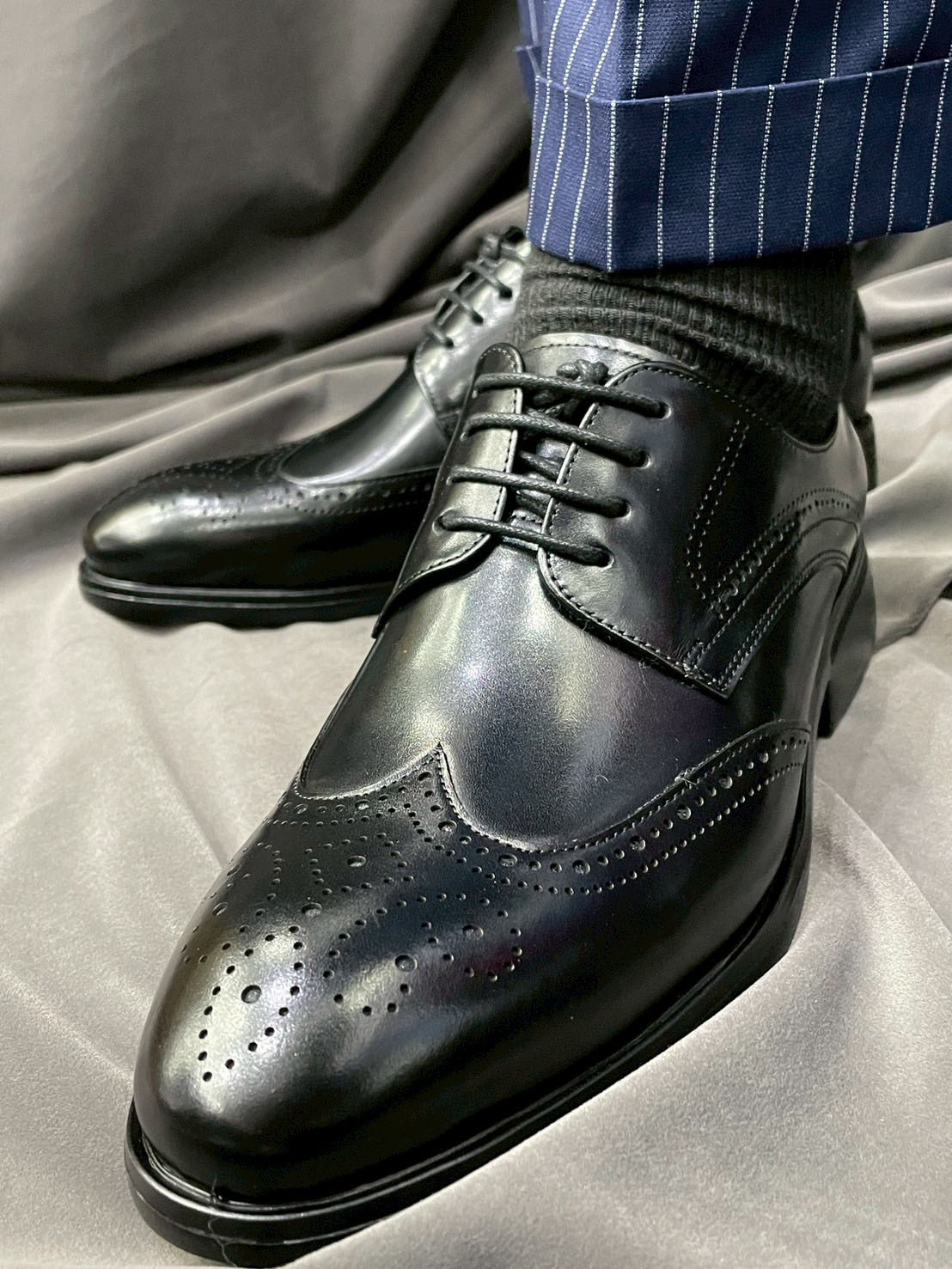 黑色小牛皮雕花翼紋鞋右側