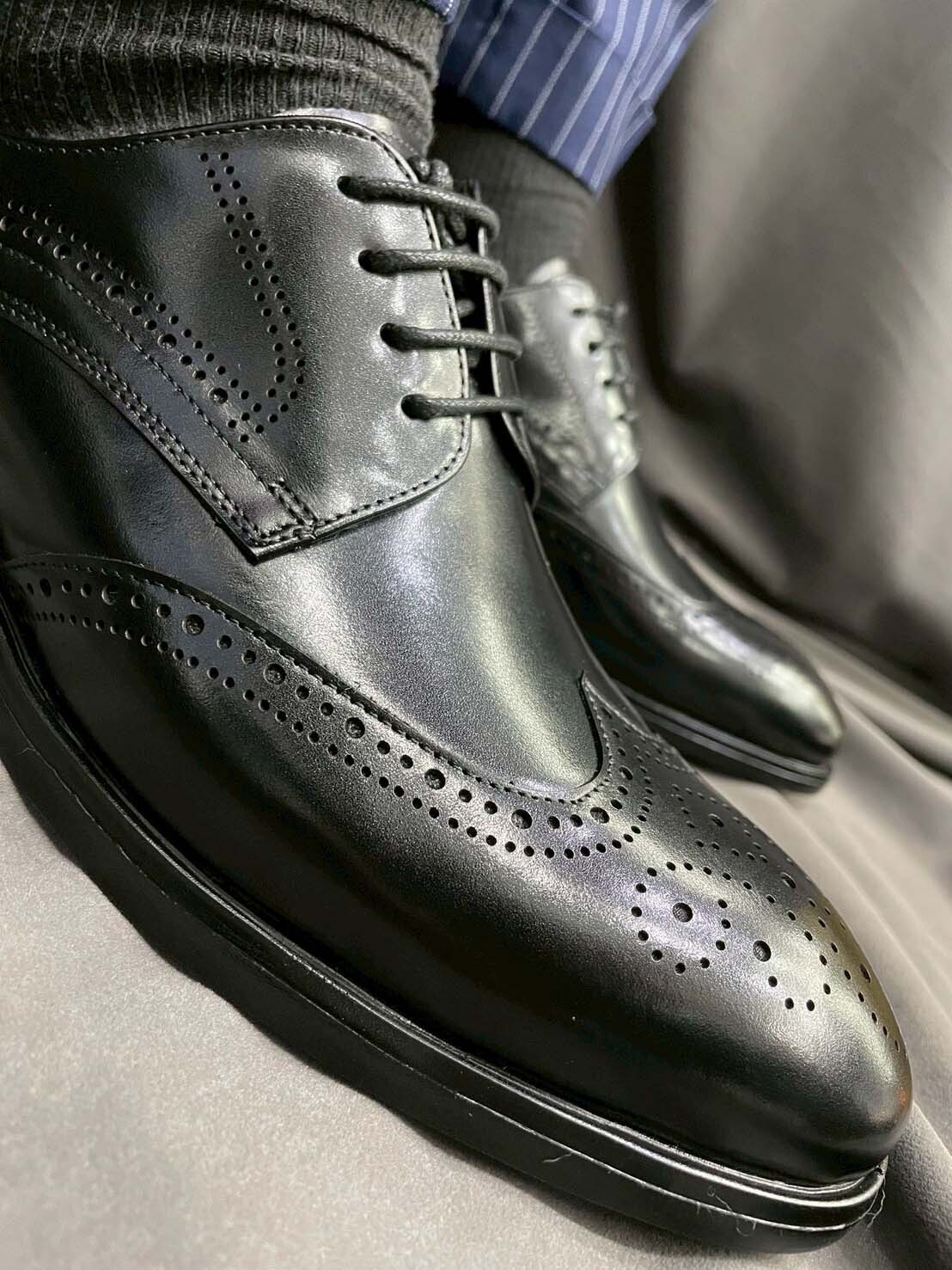 黑色小牛皮雕花翼紋鞋左側