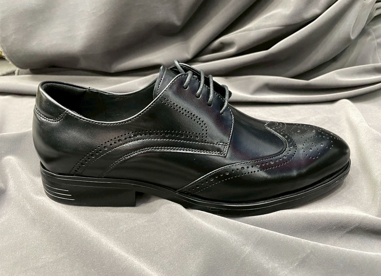 黑色小牛皮雕花翼紋鞋側面01