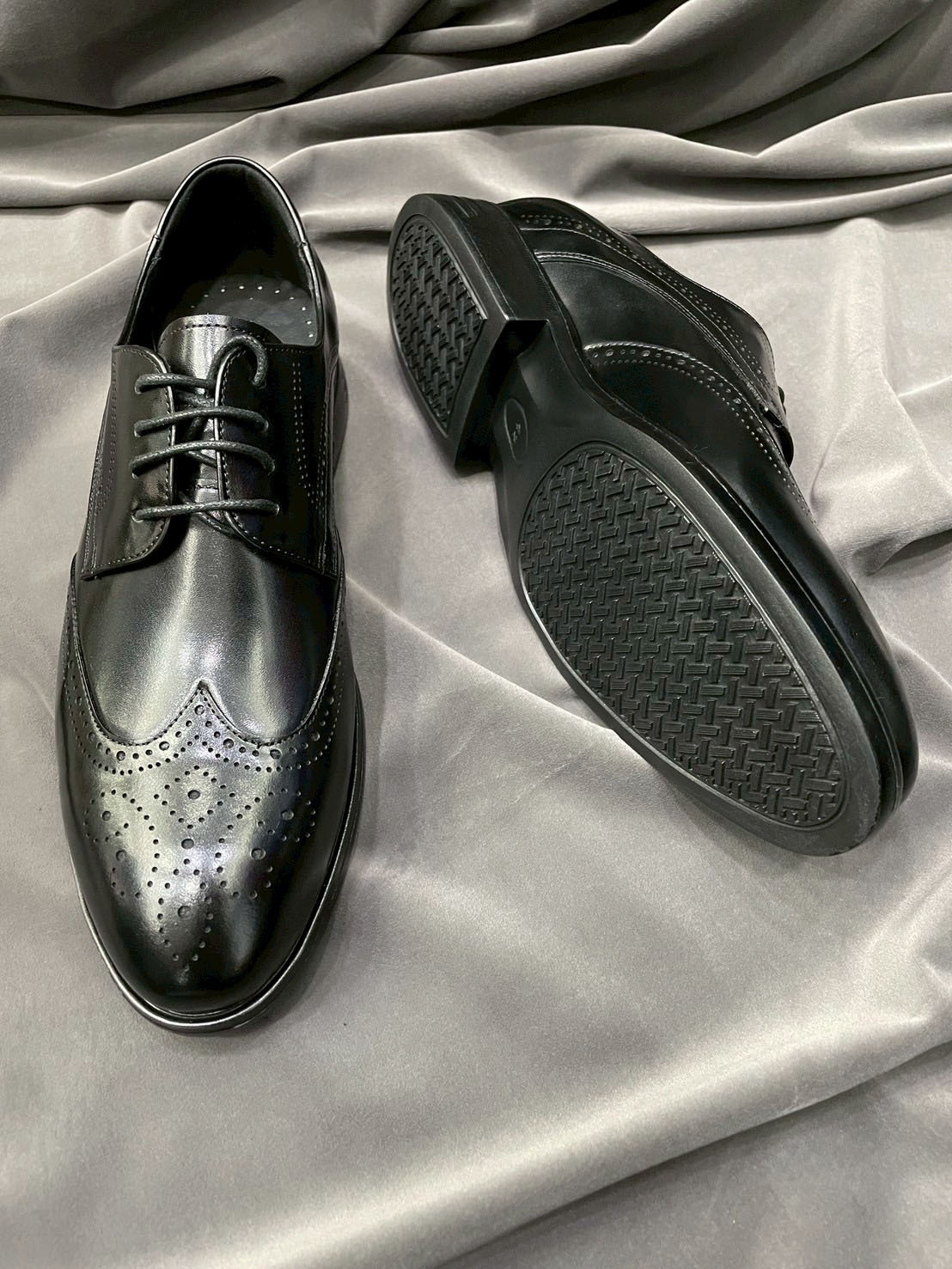 黑色小牛皮雕花翼紋鞋側面鞋底01