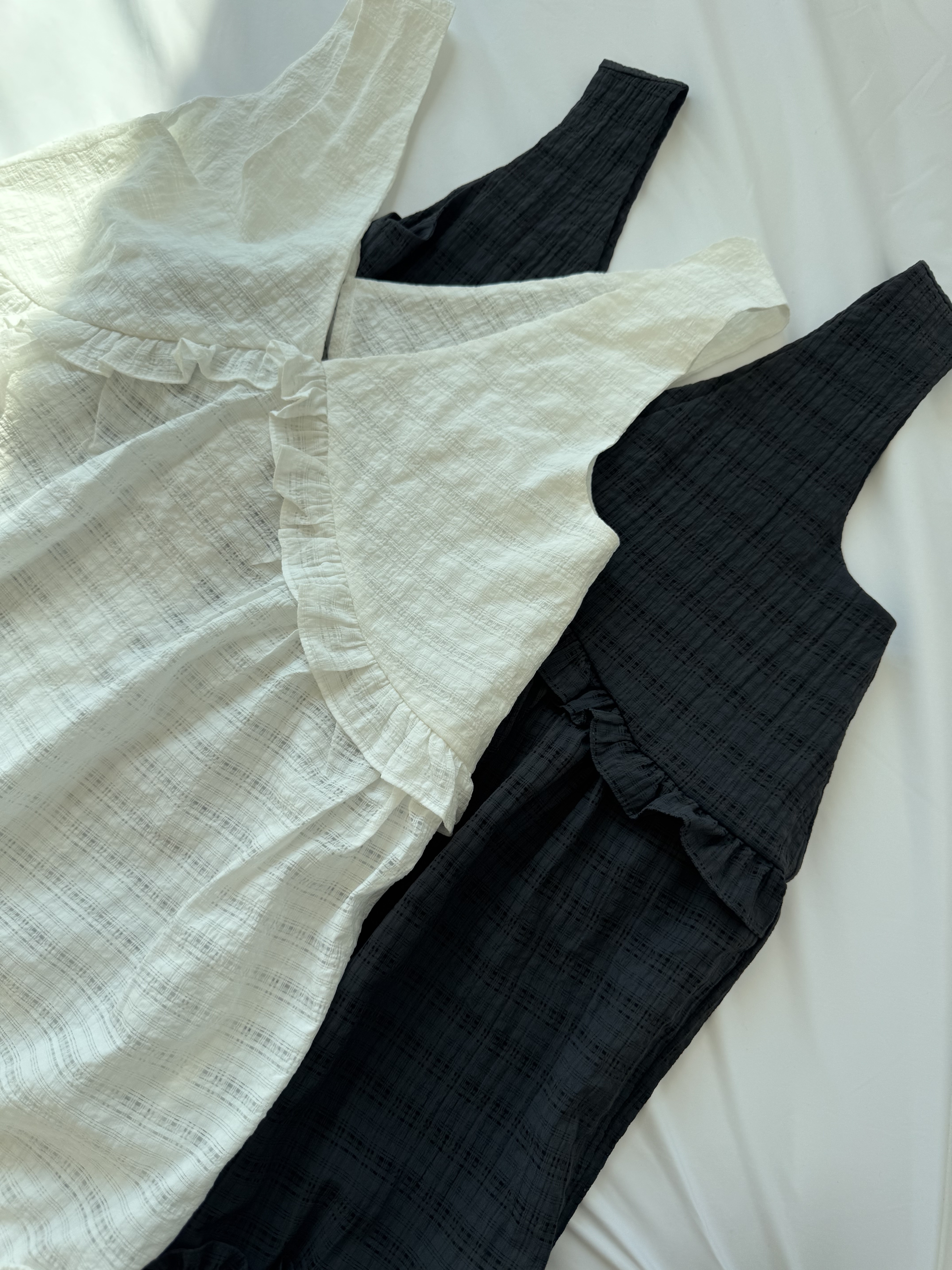 荷葉邊吊帶背心🤍🩶