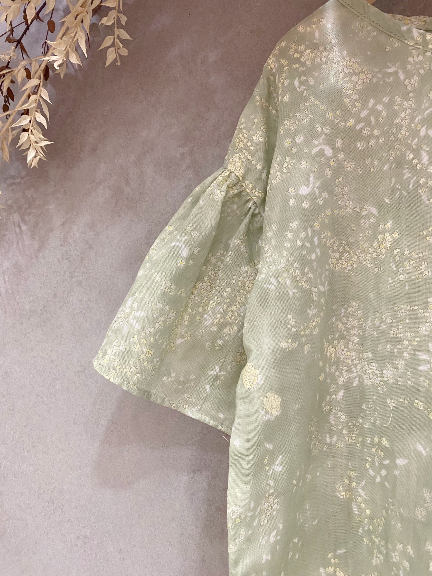 淺綠燙銀小碎花 媽咪荷葉袖上衣