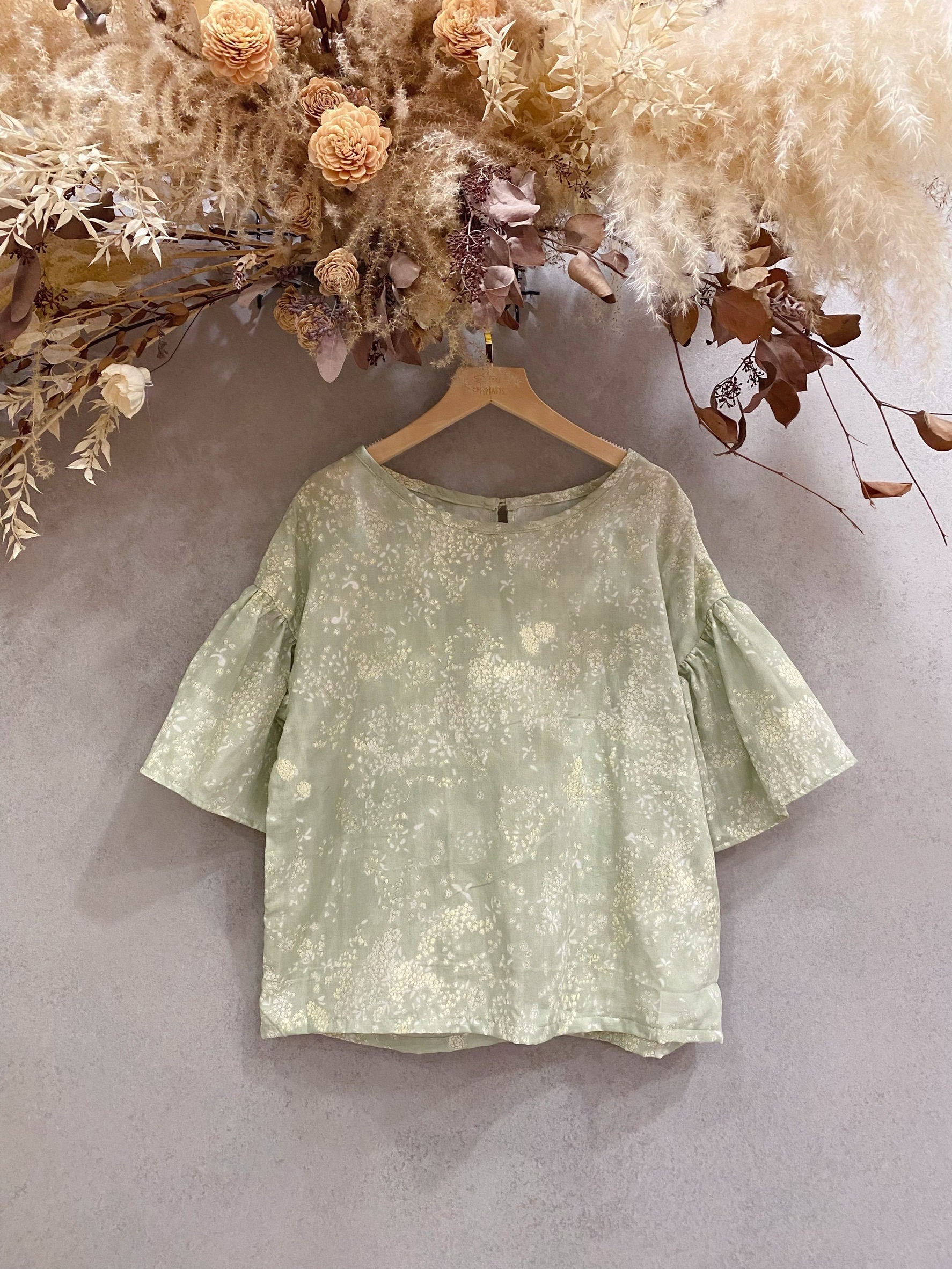 淺綠燙銀小碎花 媽咪荷葉袖上衣