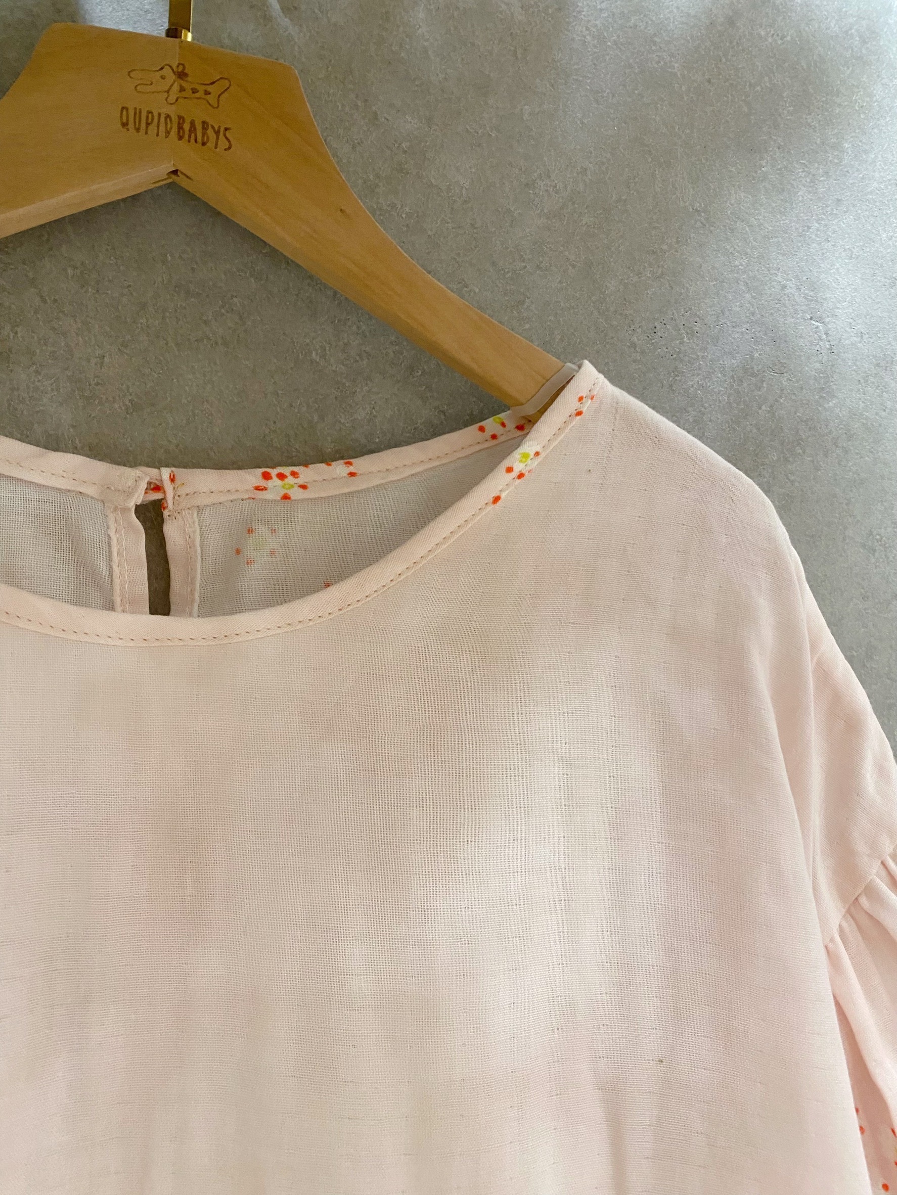 燙銀粉點碎花 媽咪荷葉袖上衣