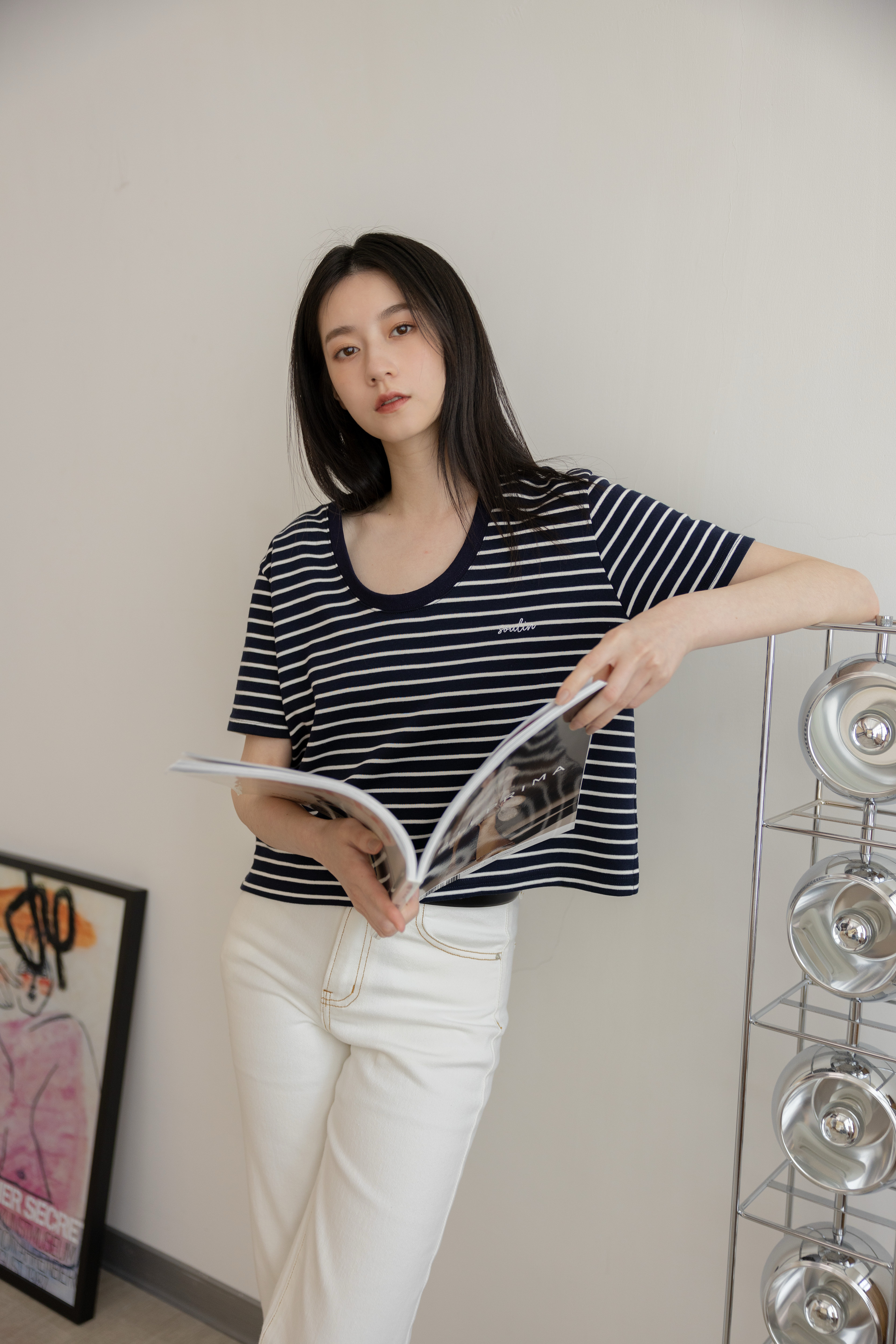 品牌條紋U領T-深藍底白條