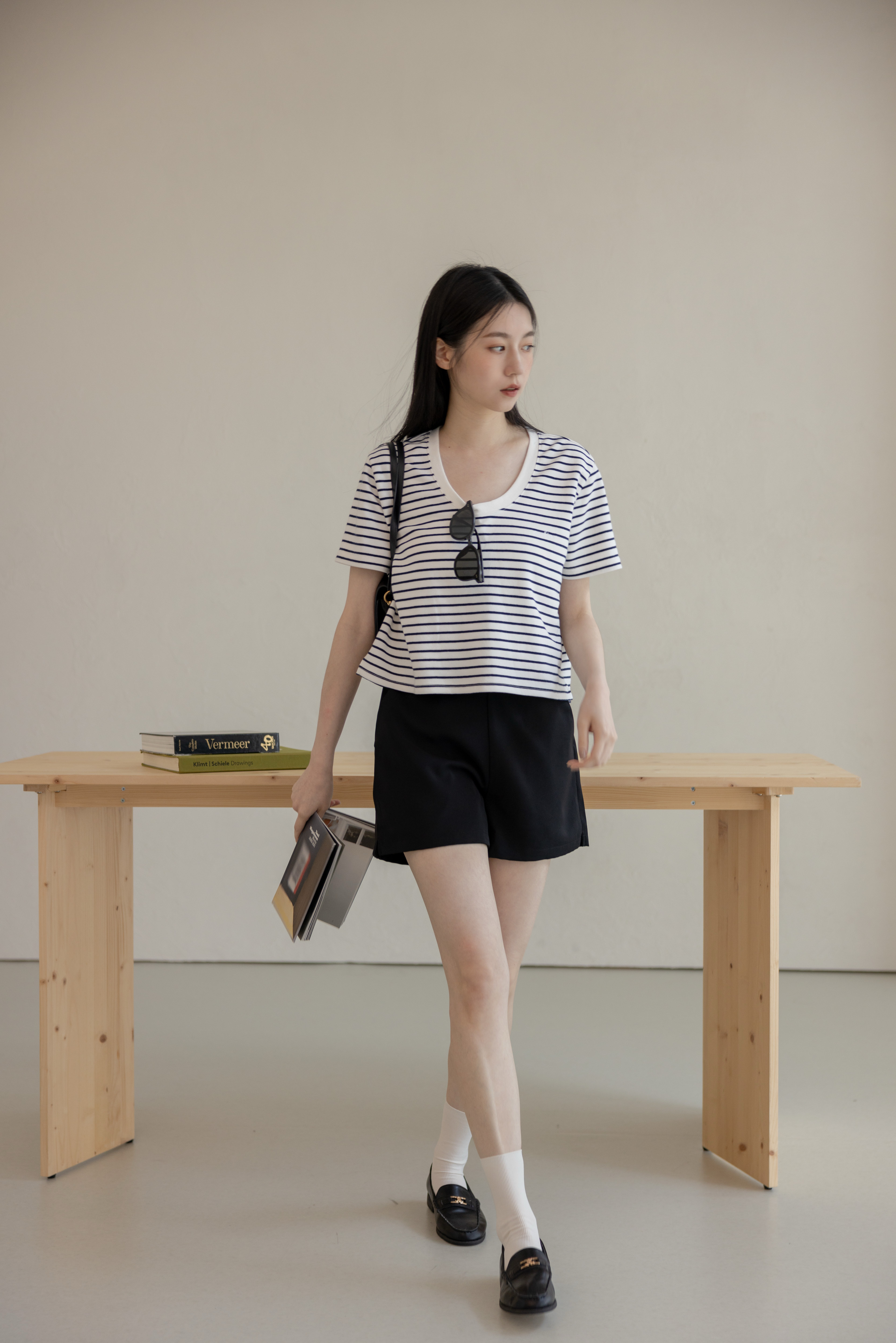 品牌條紋U領T-白底黑條