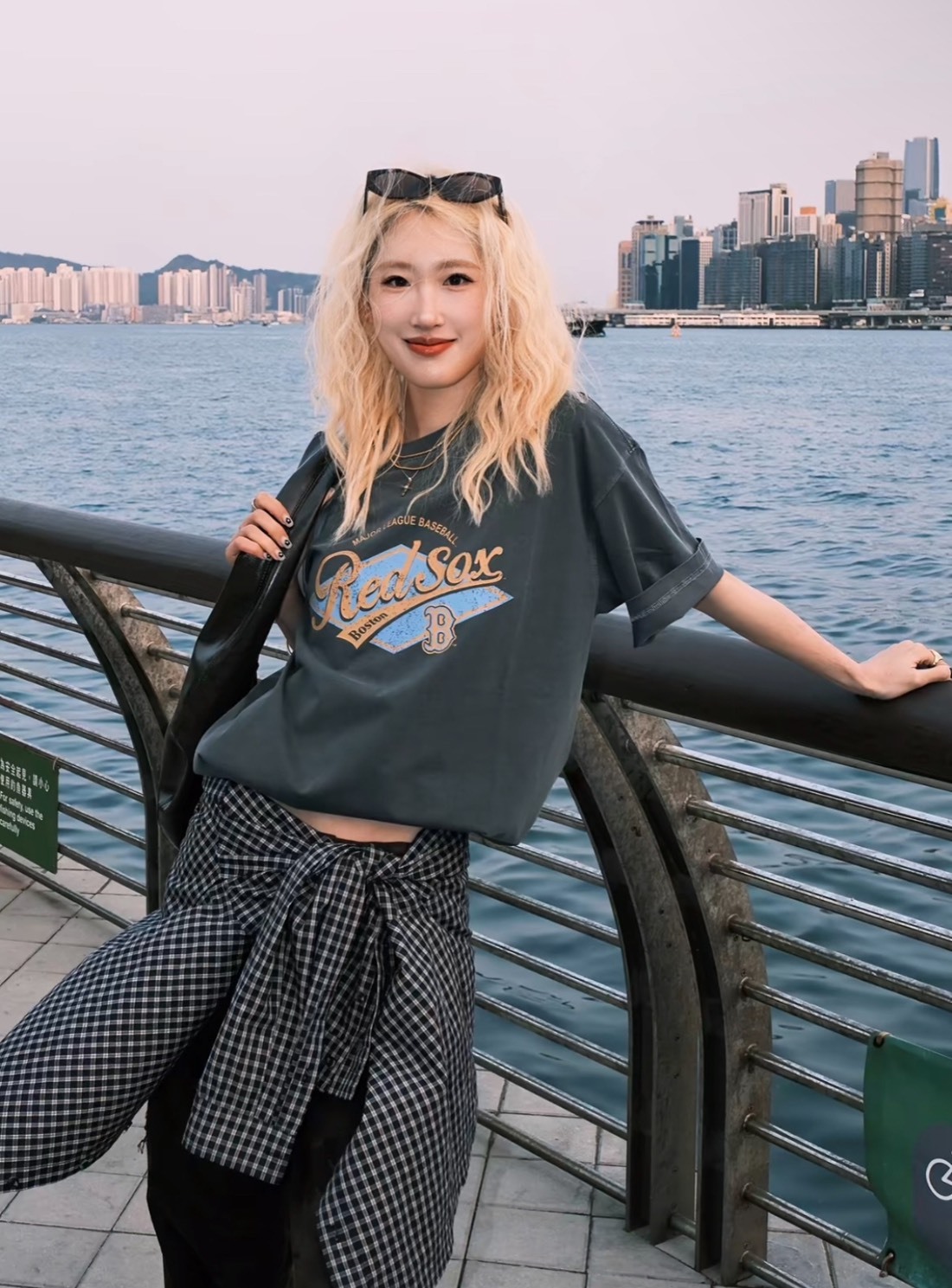 MLB 紅襪隊 復古膠片印花寬版T 深炭灰