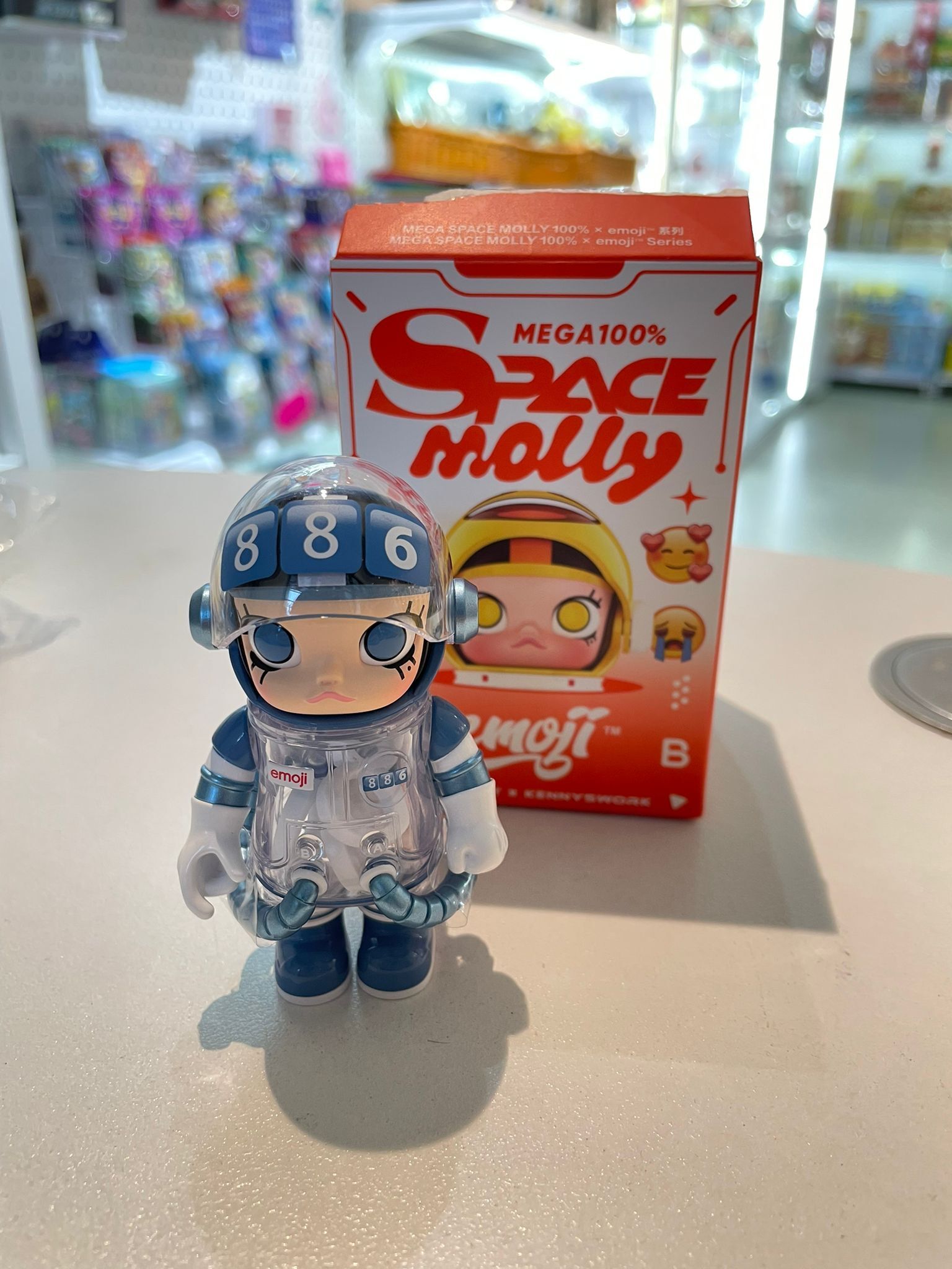 MEGA SPACE MOLLY 100% EMOJI blind box (POP MART)