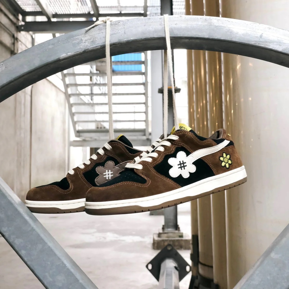 WATER THE PLANT 摩卡棕  刺繡小花鞋