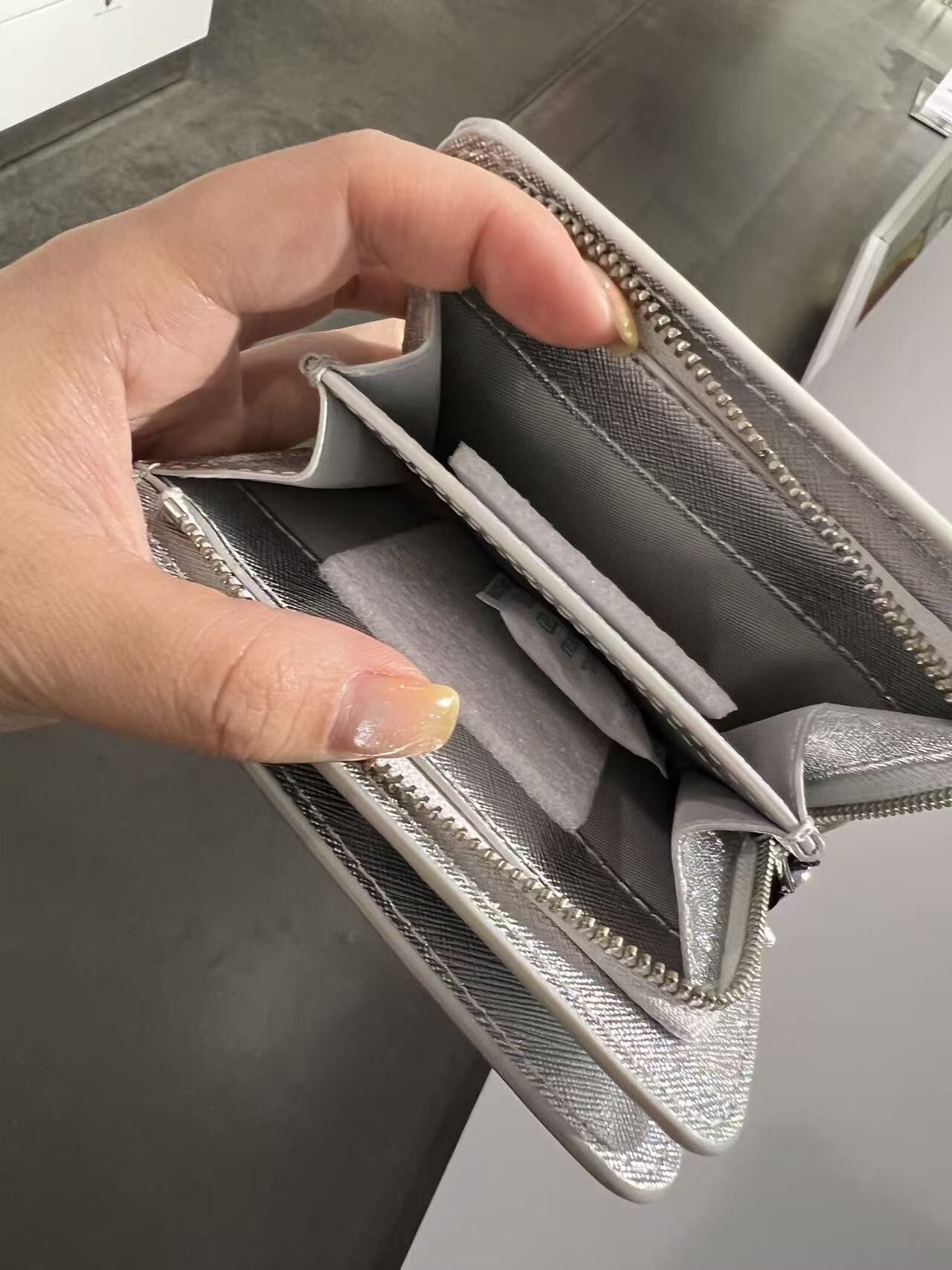 【預購】Marc Jacobs G050801 閃銀短銀包