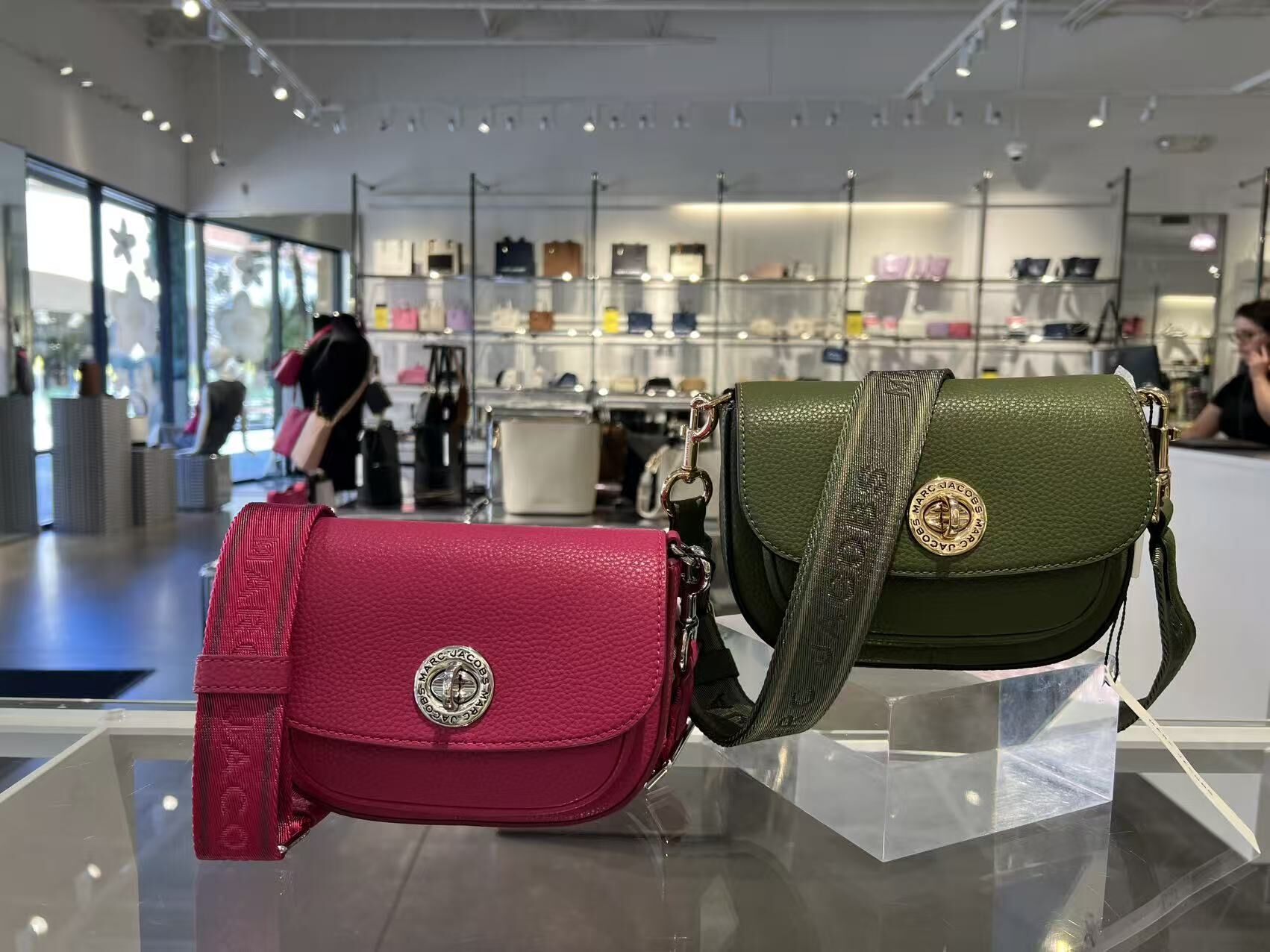 【預購】Marc Jacobs G050804 翻蓋粗帶斜咩袋