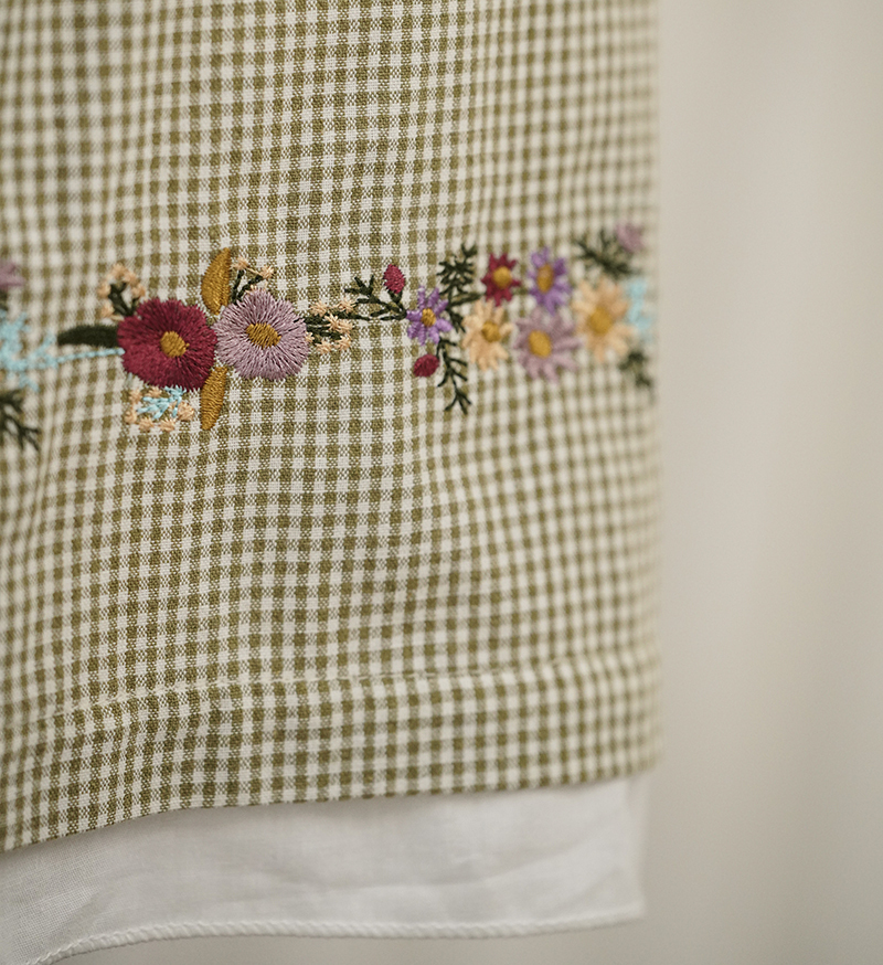 精緻的花卉刺繡點綴