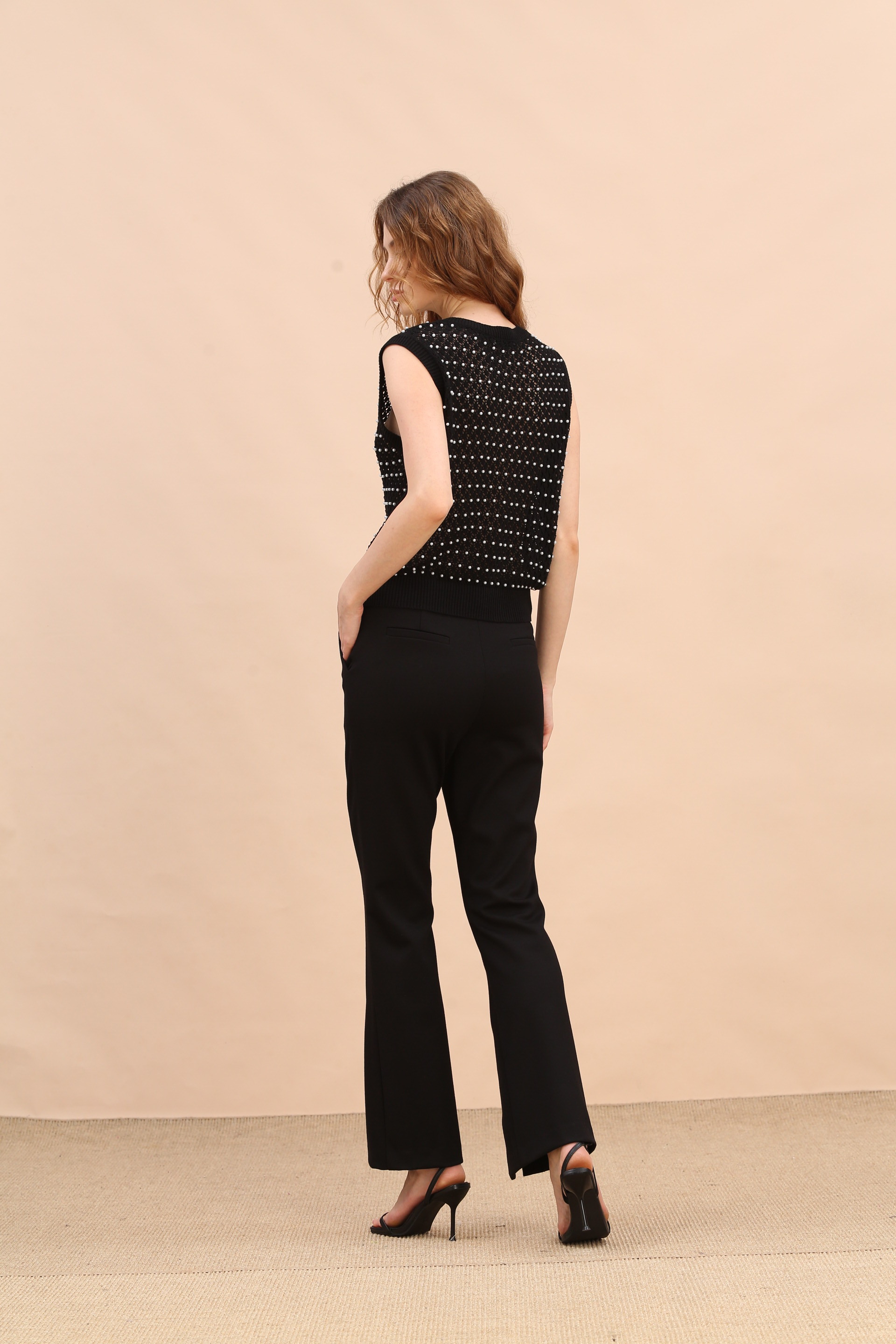 BE10225F1 珍珠窗靈空花V領馬甲