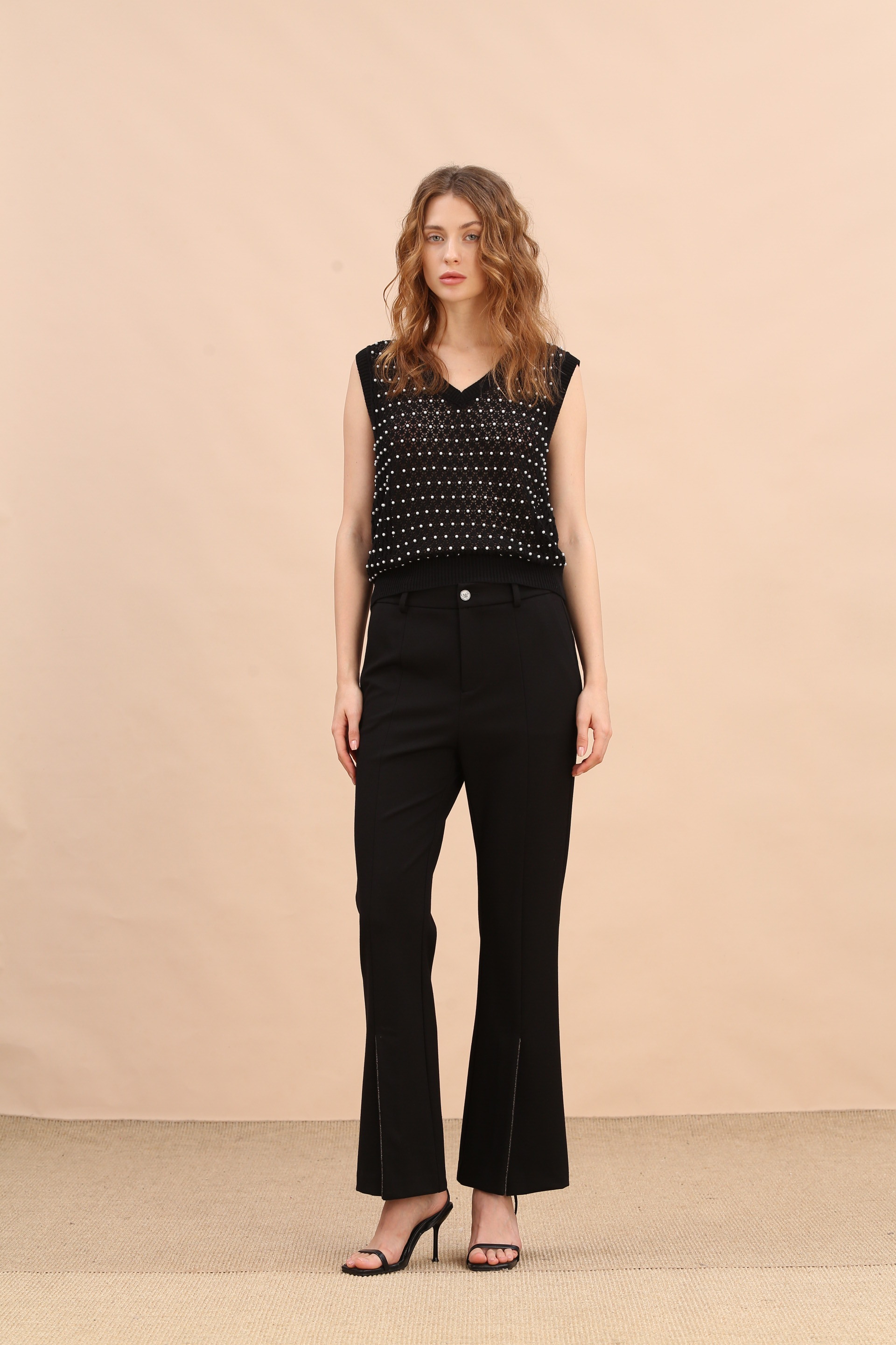 BE10225F1 珍珠窗靈空花V領馬甲