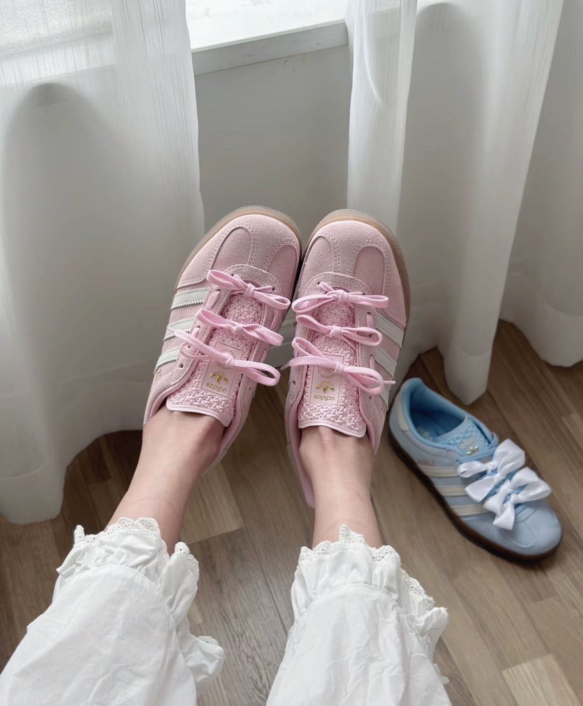 女鞋 ADIDAS GAZELLE INDOOR W 淡粉 雲朵 寶寶粉 白絲綢 緞帶 麂皮 焦糖底 德訓鞋 休閒鞋 女鞋【JI2716】