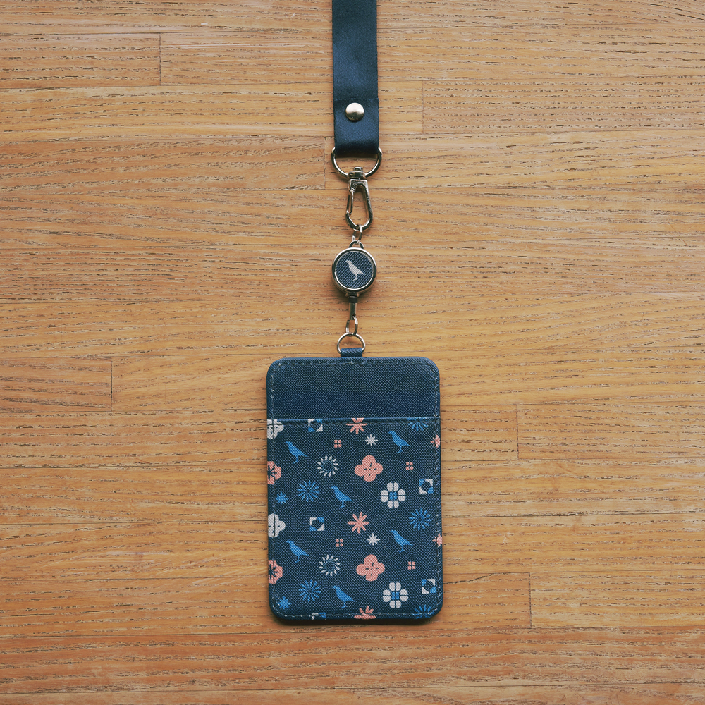 リール付きIDケース／クラシックプリント／トワイライトブルー