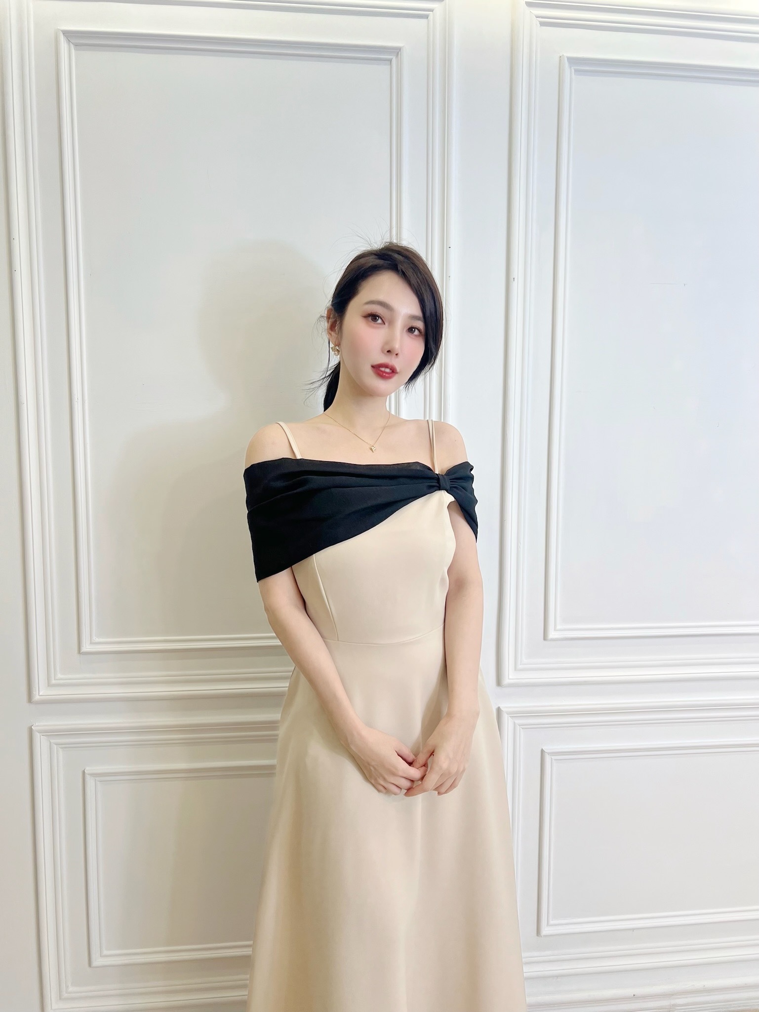 優雅女伶細肩帶拼色傘洋