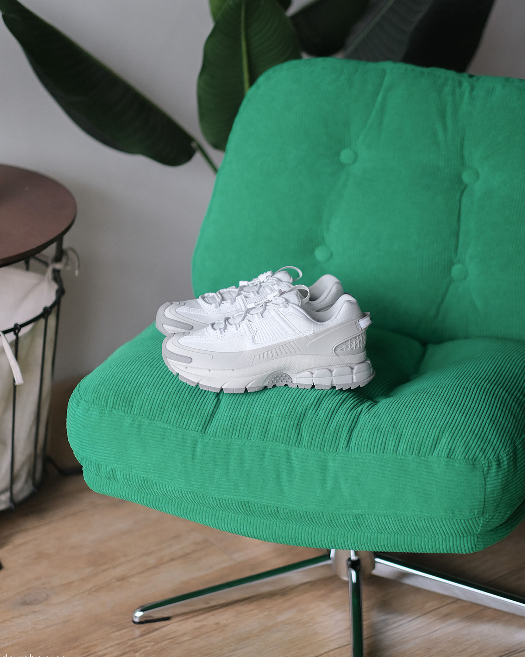 "代購" NIKE ZOOM VOMERO ROAM 骨白 灰白 防潑水 異材質 拉繩 女鞋 HV6410-100