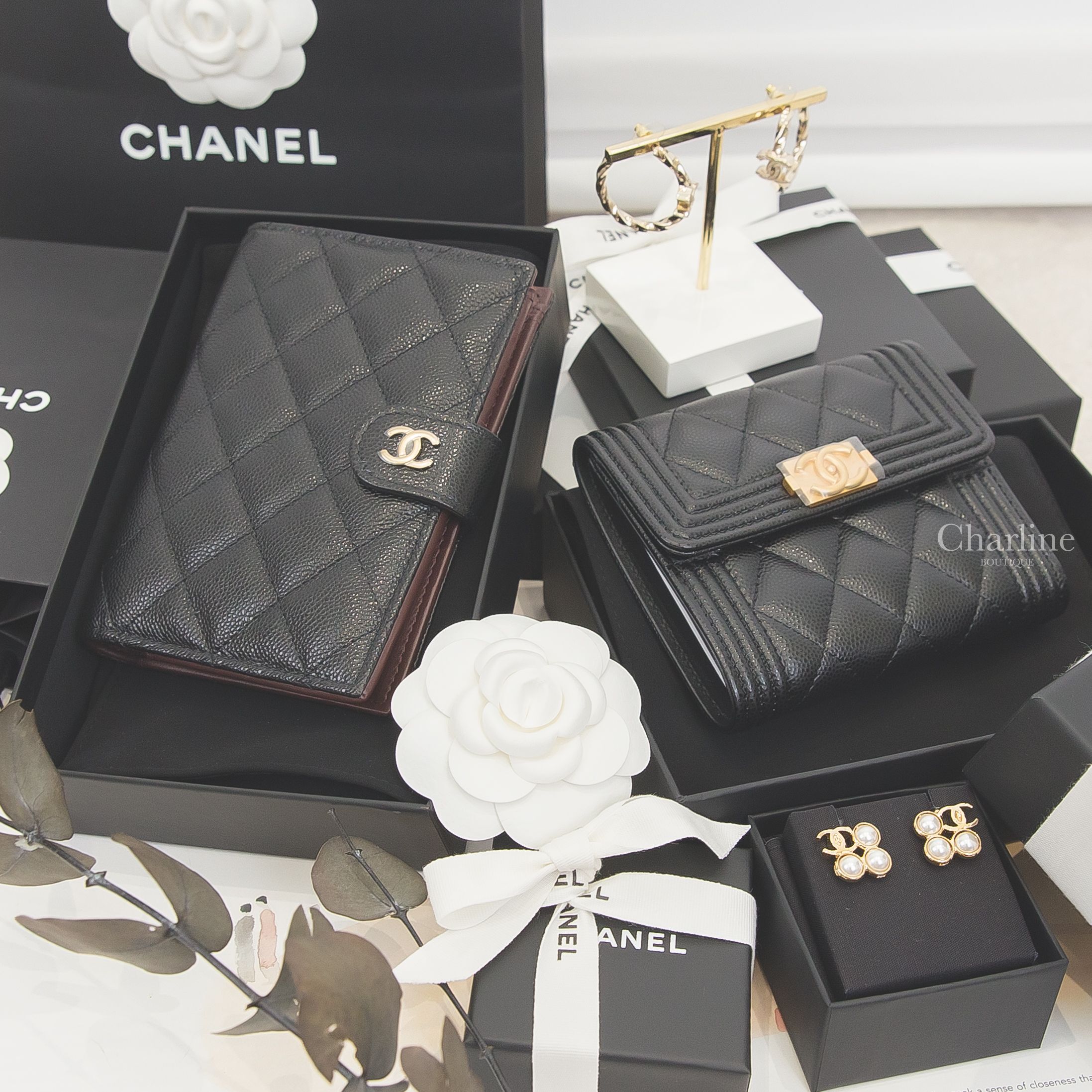 Chanel Passport Holder 黑色金CC釦式護照夾,Chanel Boy Wallet 黑色金CC三折短夾,Chanel 金色條紋水鑽CC圈型耳環,Chanel 金色CC白色珍珠方形耳環-Charline Boutique 精品代購