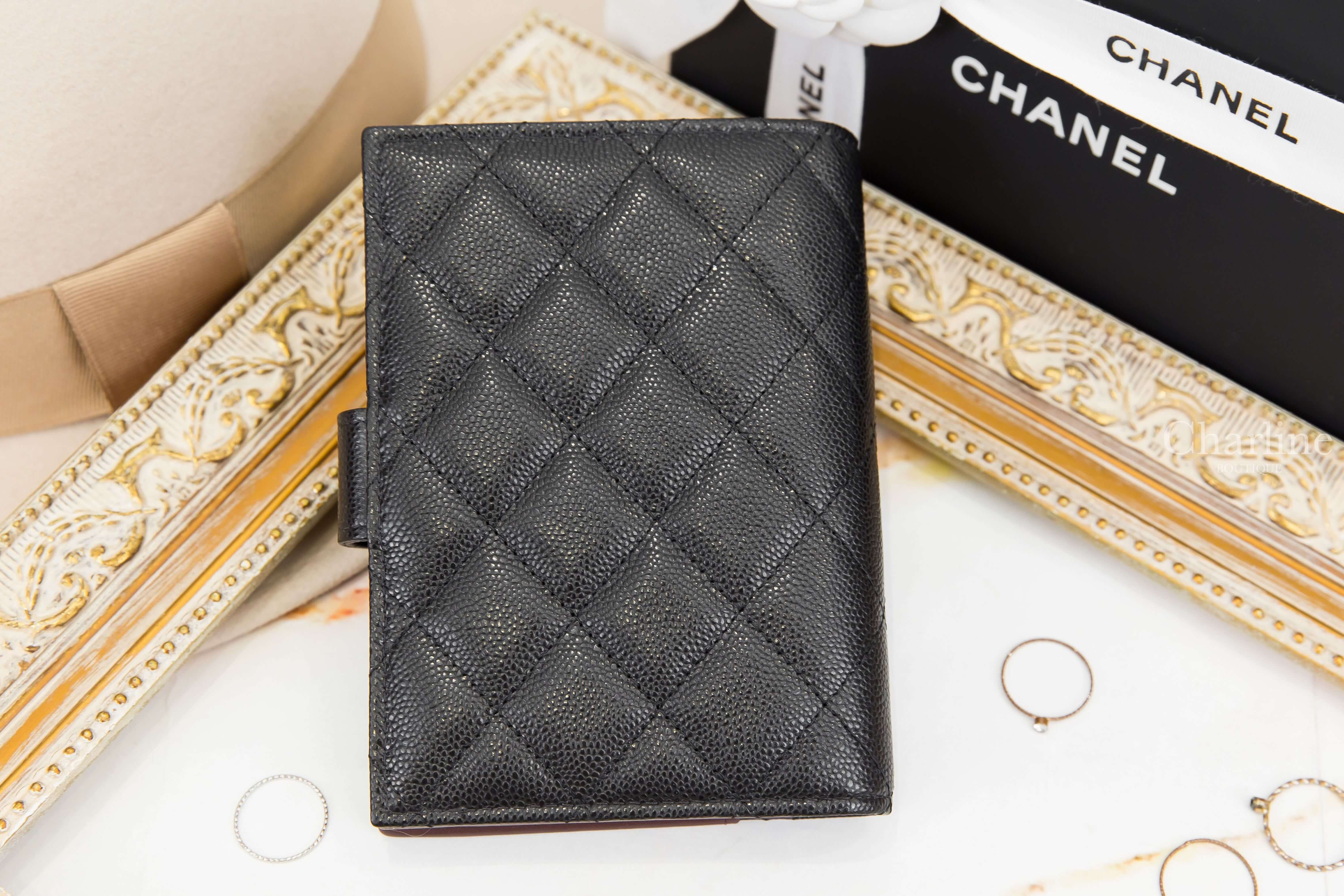 Chanel Passport Holder 黑色金CC酒紅內裡荔枝菱格紋釦式護照夾-Charline Boutique 精品代購