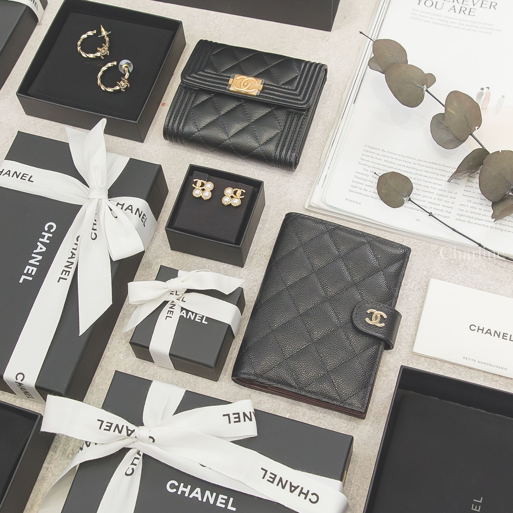 Chanel Passport Holder 黑色金CC釦式護照夾,Chanel Boy Wallet 黑色金CC三折短夾,Chanel 金色條紋水鑽CC圈型耳環,Chanel 金色CC白色珍珠方形耳環-Charline Boutique 精品代購