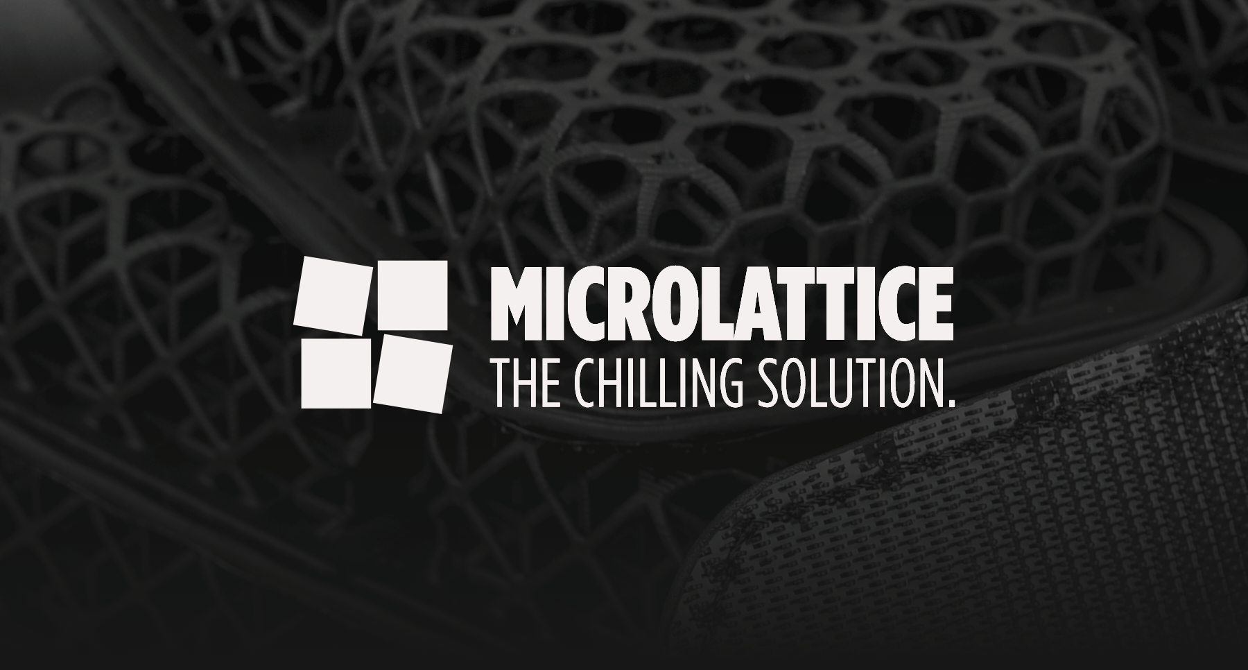 微晶格 MicroLattice 所採用的雙組份光固化彈性體來自工業級應用, 具備優異的回彈性、熱穩定性與抗老化性, 可承受長時間汗水浸潤與背心摩擦,依舊維持穩固支撐與透氣通道。 其結構靈感來自蜂巢與建築張力結構,模擬人體背部活動曲線,提供動中穩定的支撐基底。