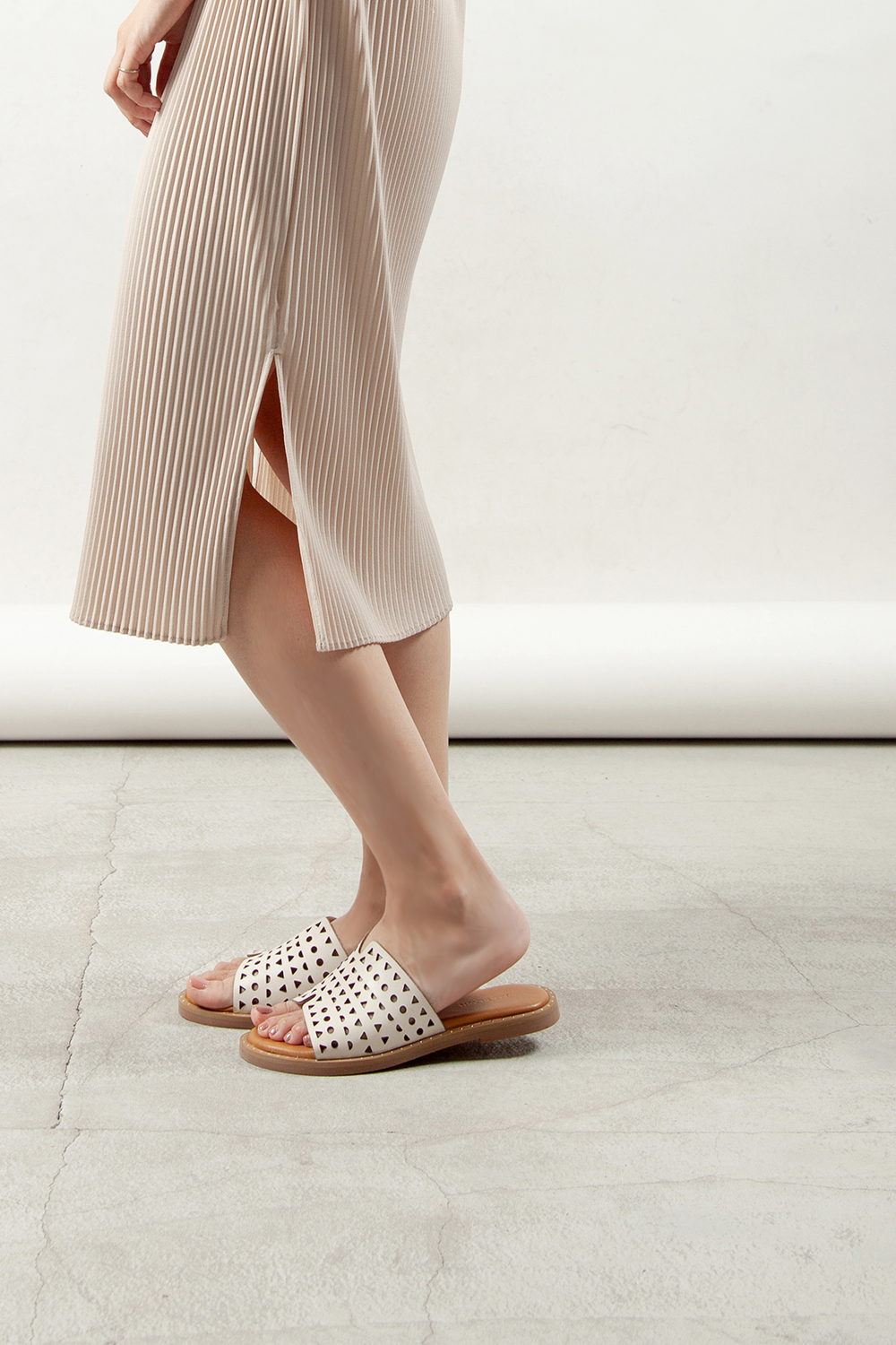 Graphic Perf 雷射雕刻單片式涼鞋