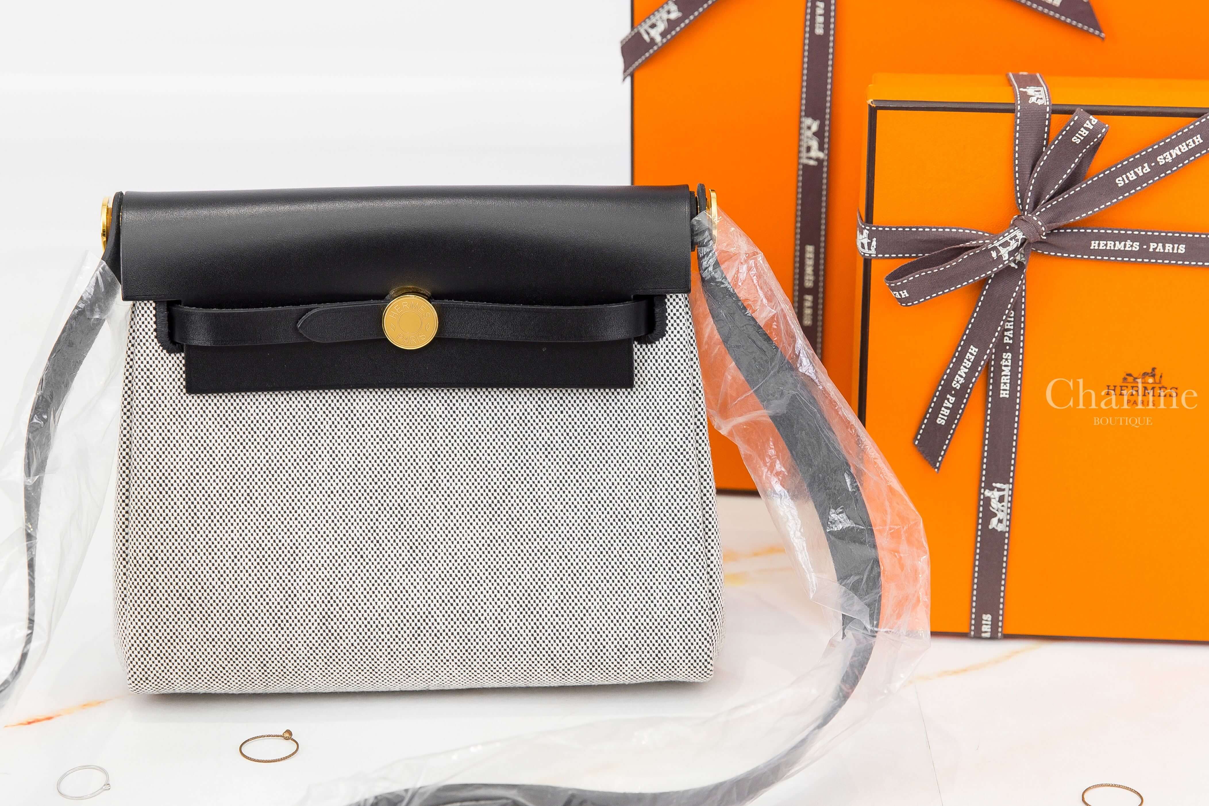 Hermès Herbag Zip 20 Bag 米灰色帆布拼黑色皮革金釦迷你手提肩背包-Charline Boutique 精品代購