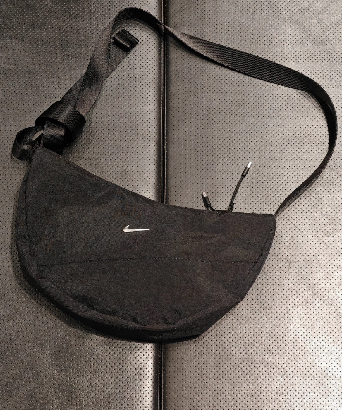 Nike 黑色尼龍斜背包｜Logo拉鍊｜情侶款