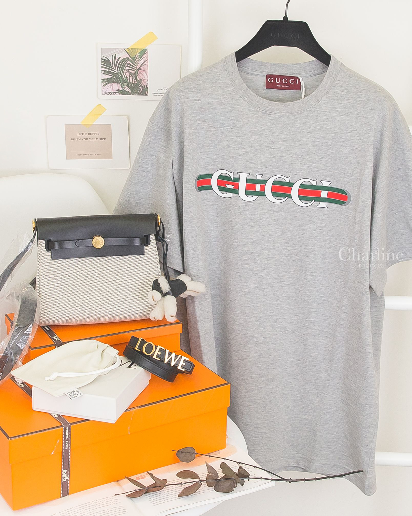 Loewe 黑色牛皮金字皮帶,Gucci Cotton 灰色紅綠線條白字印花短袖棉T,Hermès Herbag Zip 20米灰色帆布拼黑色皮革金釦,Hermès Budy 黑色羊毛獵狐梗犬吊飾-Charline Boutique 精品代購
