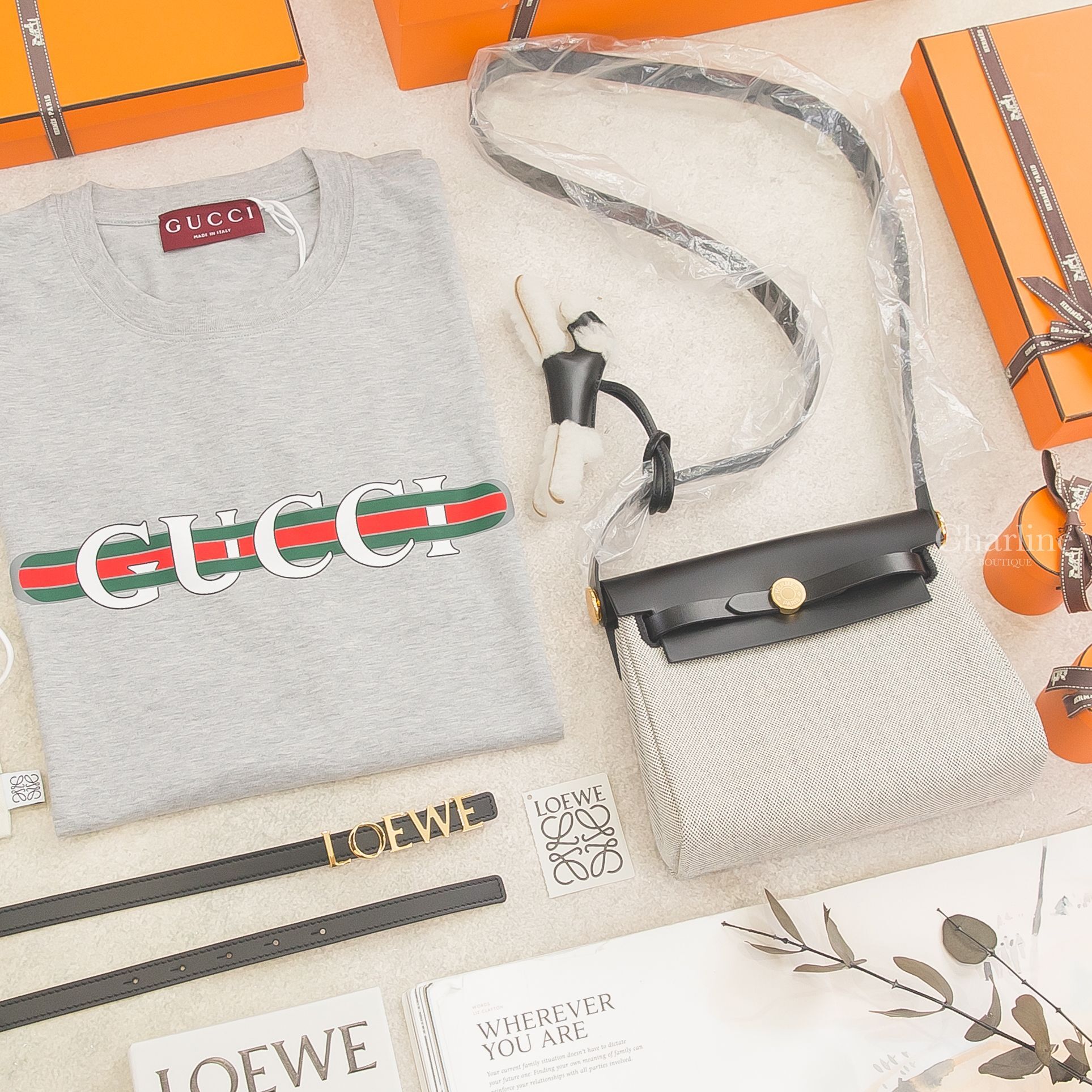 Loewe 黑色牛皮金字皮帶,Gucci Cotton 灰色紅綠線條白字印花短袖棉T,Hermès Herbag Zip 20米灰色帆布拼黑色皮革金釦,Hermès Budy 黑色羊毛獵狐梗犬吊飾-Charline Boutique 精品代購