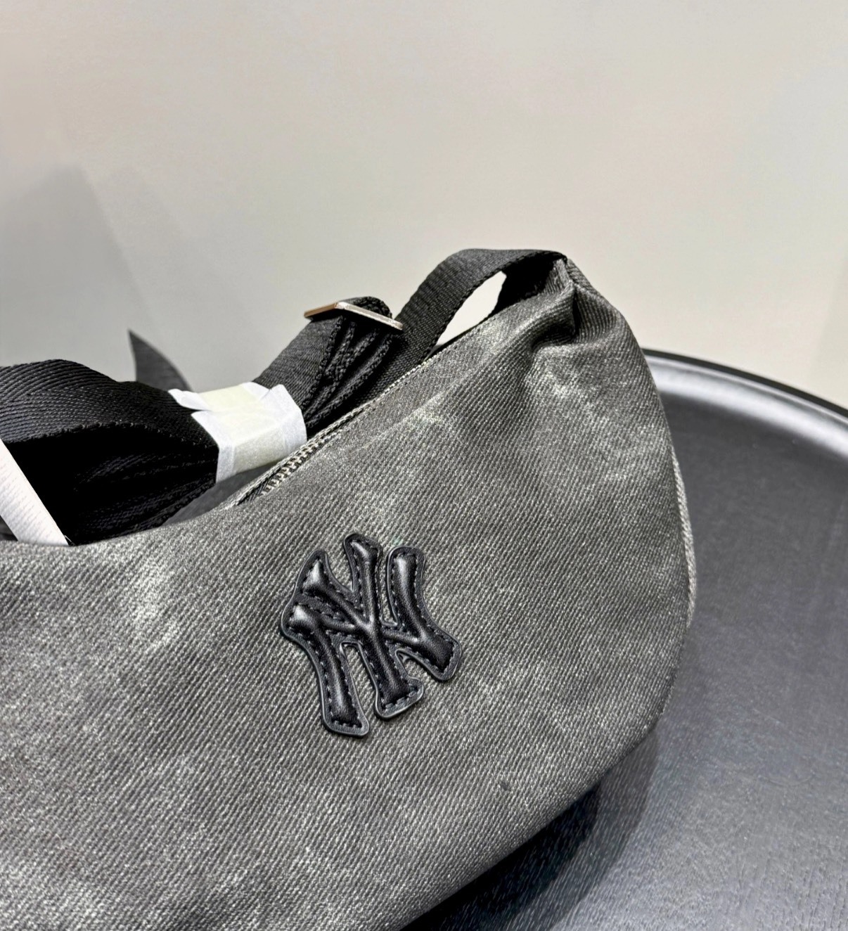 MLB 牛仔腋下包｜炭灰色｜情侶款