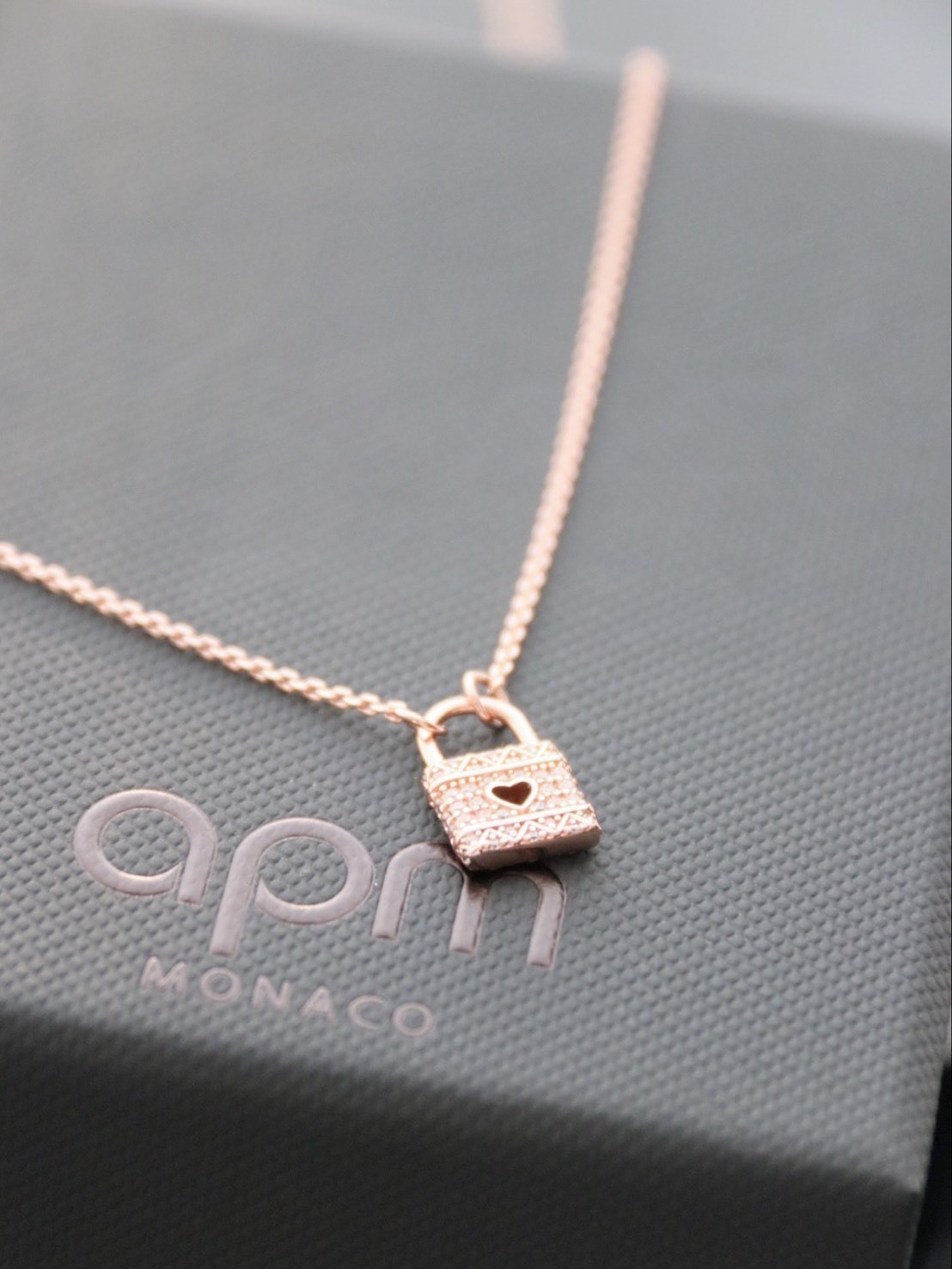 APM MONACO MORSE CODE系列 迷你微鑲鑽愛心鎖吊墜項鍊 玫瑰金